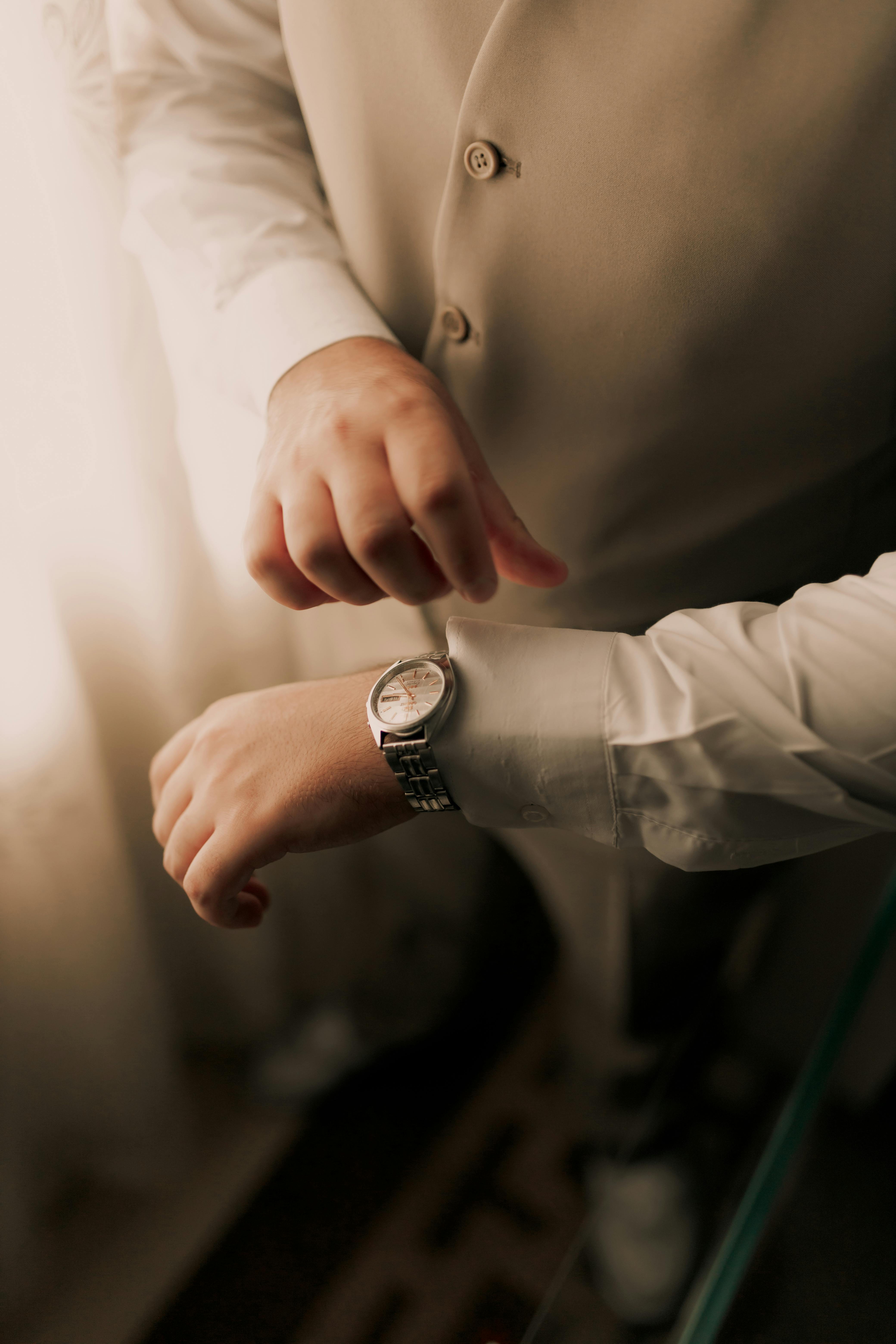 Un hombre vistiéndose | Fuente: Pexels