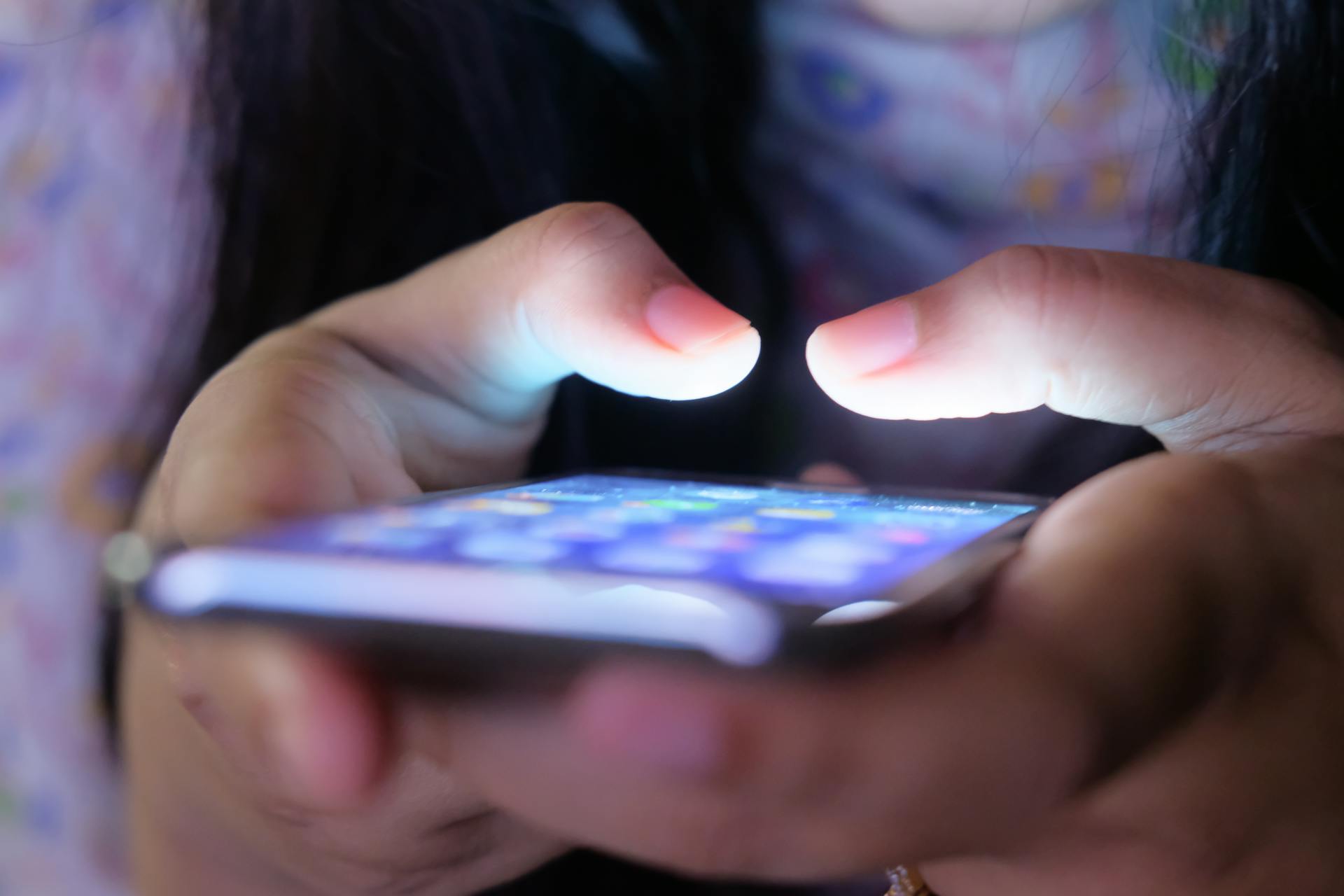 Una mujer utilizando su teléfono móvil | Fuente: Pexels