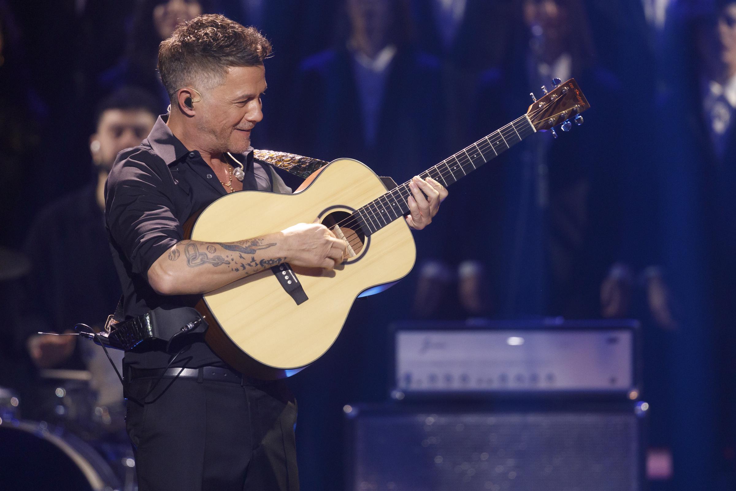 Alejandro Sanz durante la ceremonia de la 39ª edición de los Premios Goya en el Palacio de Exposiciones y Congresos de Granada, el 8 de febrero de 2025, en Granada, Andalucía, España. | Fuente: Getty Images