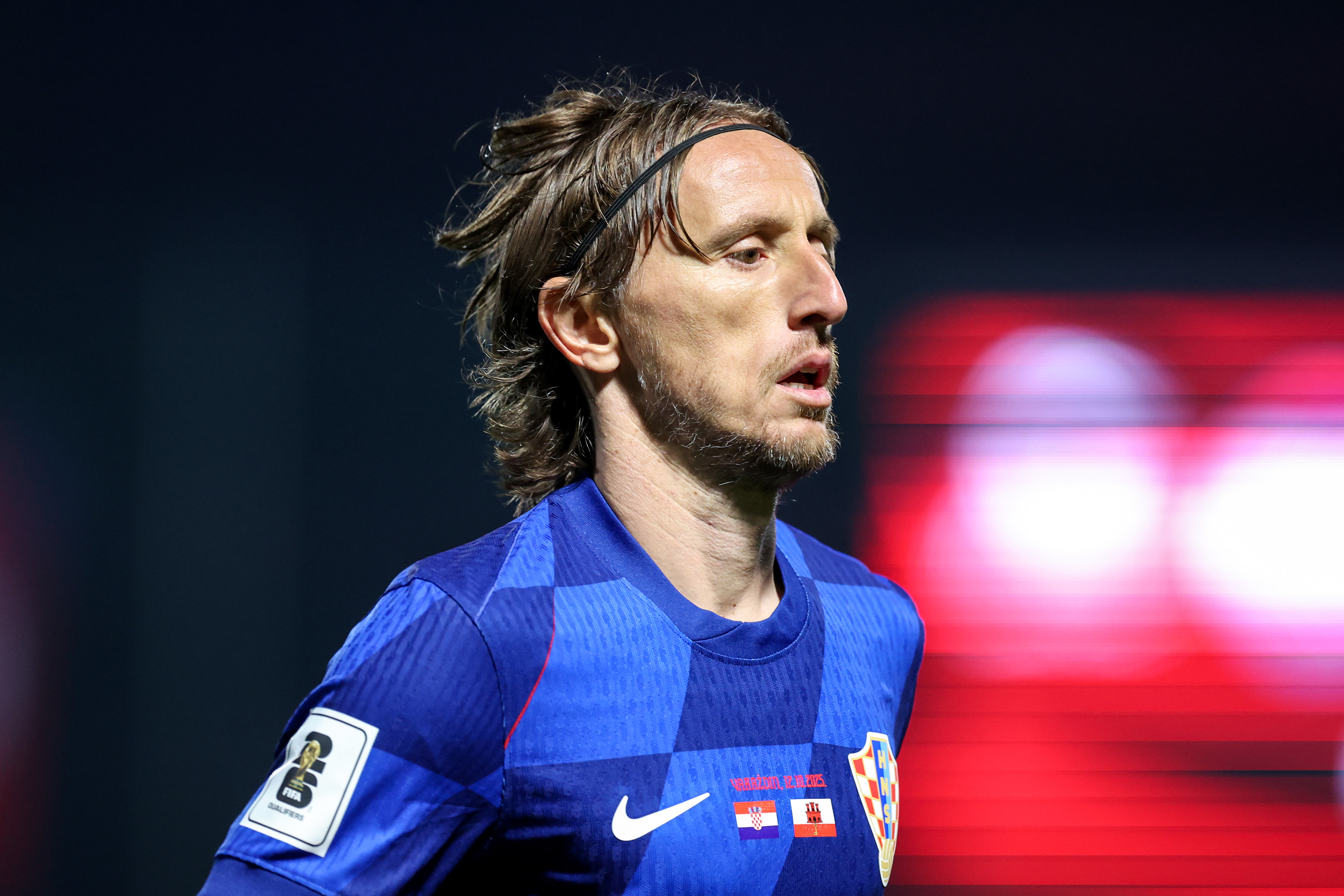 Luka Modrić de Croacia observa durante el partido de clasificación para la Copa Mundial de la FIFA 2026 entre Croacia y Gibraltar en el Estadio Varteks el 12 de octubre de 2025 en Varazdin, Croacia. | Fuente: Getty Images