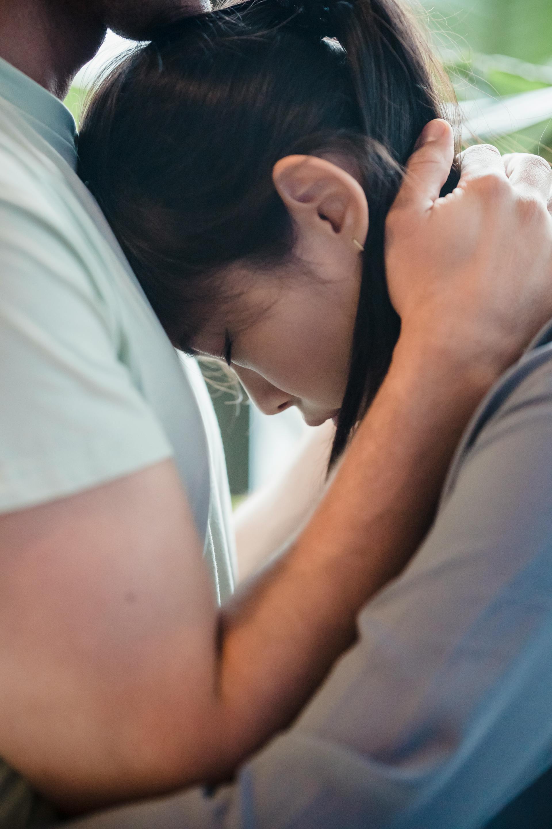 Un hombre abrazando y consolando a una mujer | Fuente: Pexels