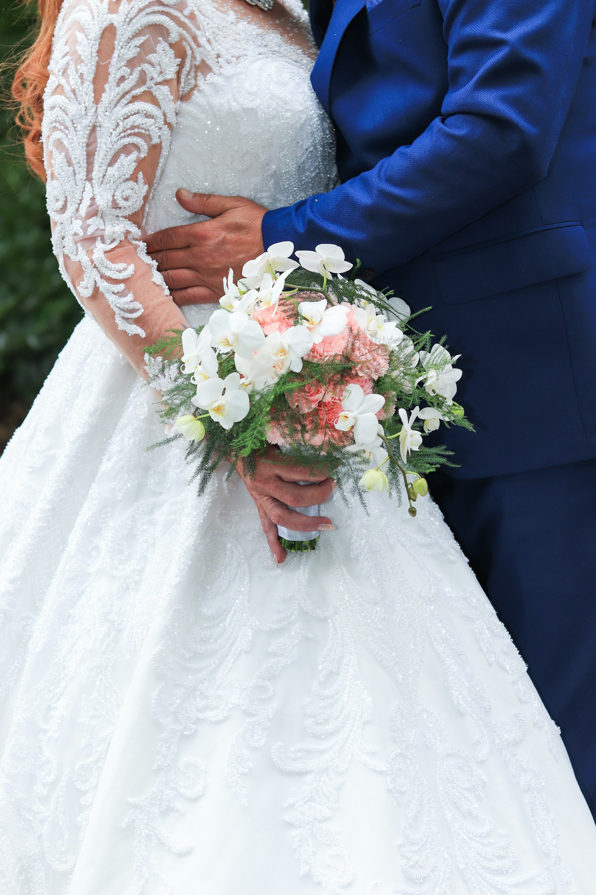Un novio abrazando a su novia | Fuente: Unsplash