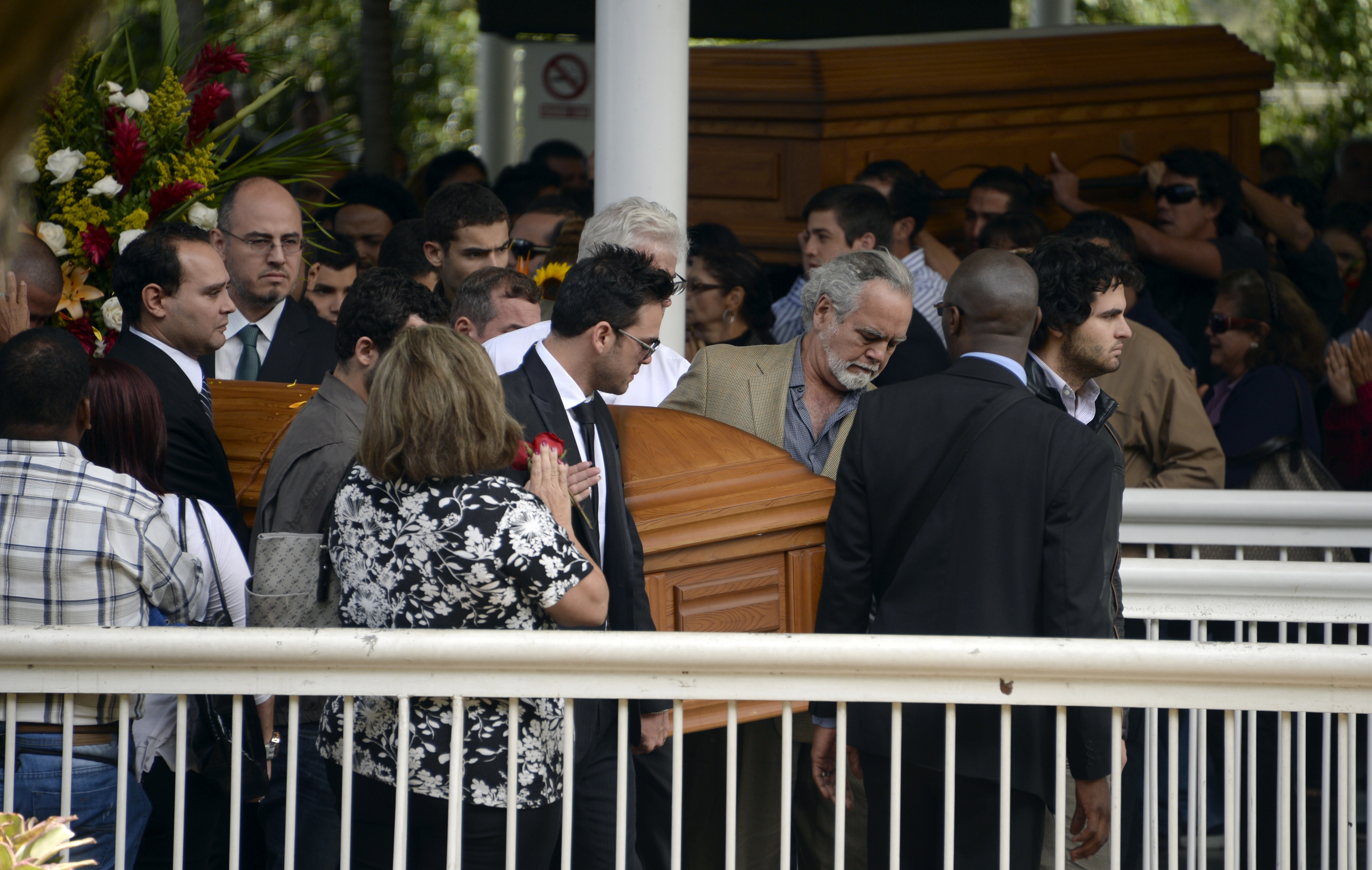 Familiares llevan los ataúdes con los restos de la modelo venezolana Mónica Spear (al frente) y su pareja, nacido en el Reino Unido, Thomas Henry Berry (atrás), en Caracas el 10 de enero de 2013. | Fuente: Getty Images.