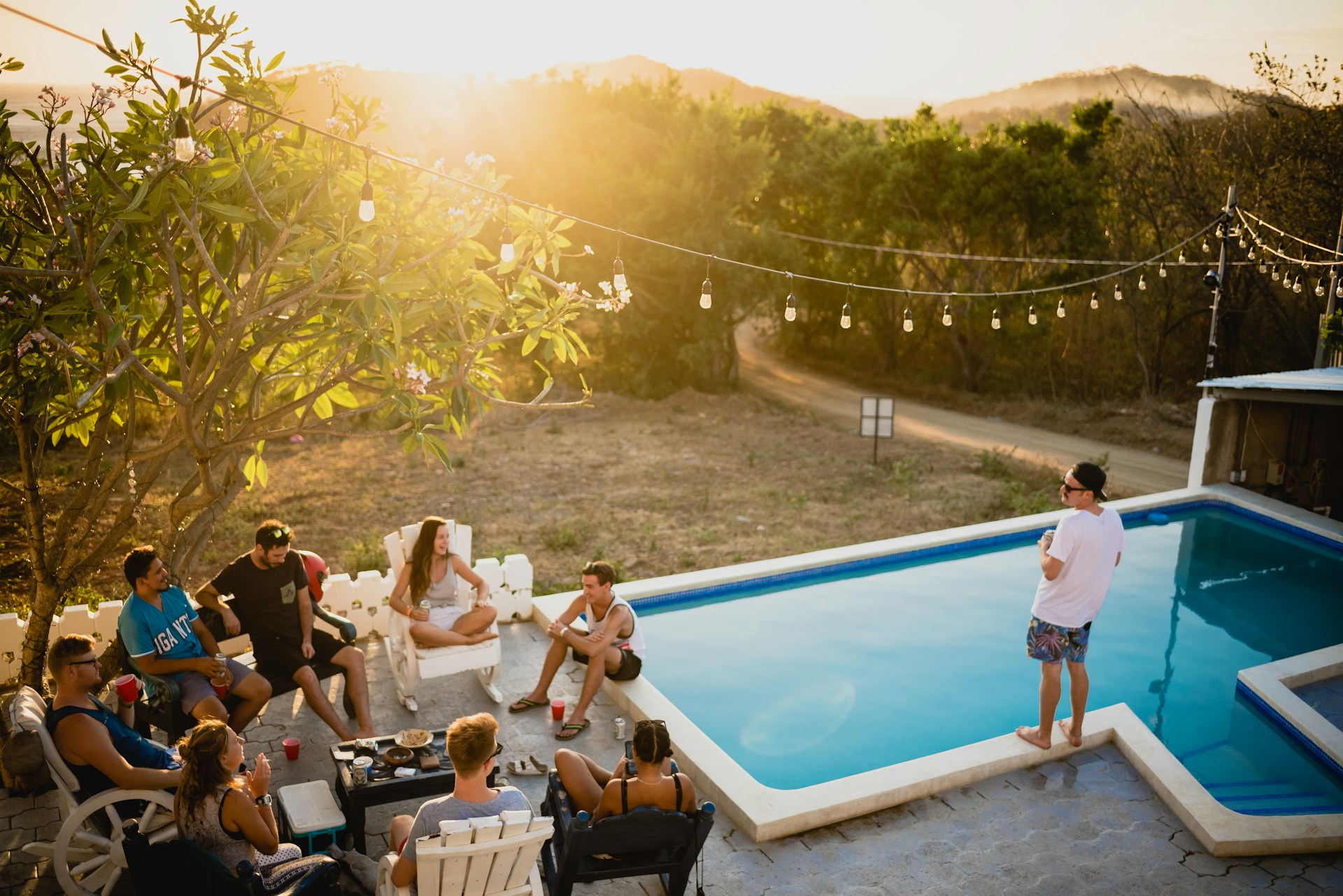 Un grupo de personas relajándose en una fiesta en la piscina | Fuente: Unsplash