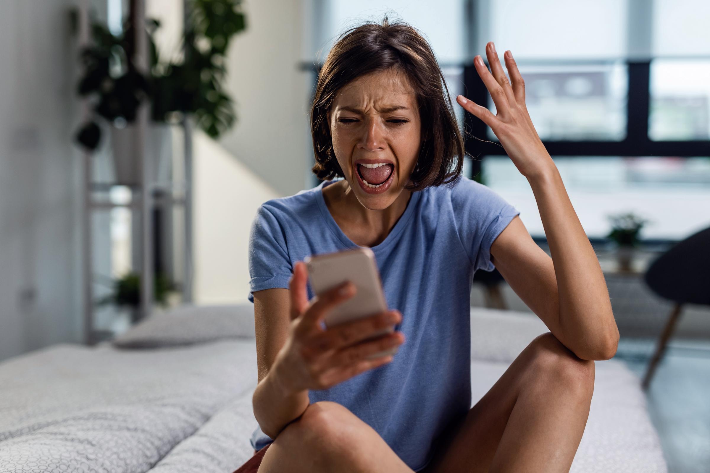 Una mujer enfadada usando su teléfono | Fuente: Freepik