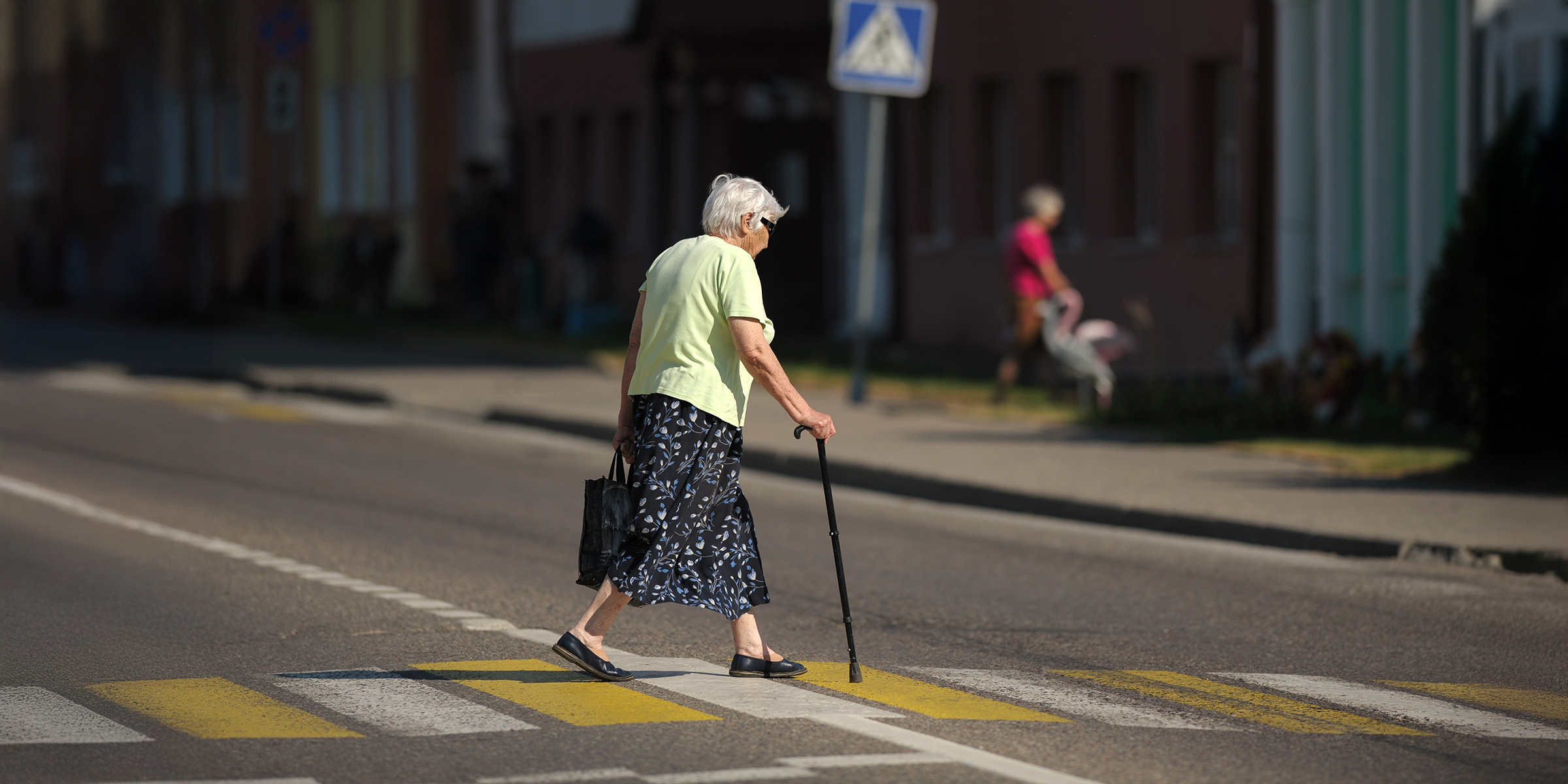 Una anciana cruzando una calle | Fuente: Shutterstock
