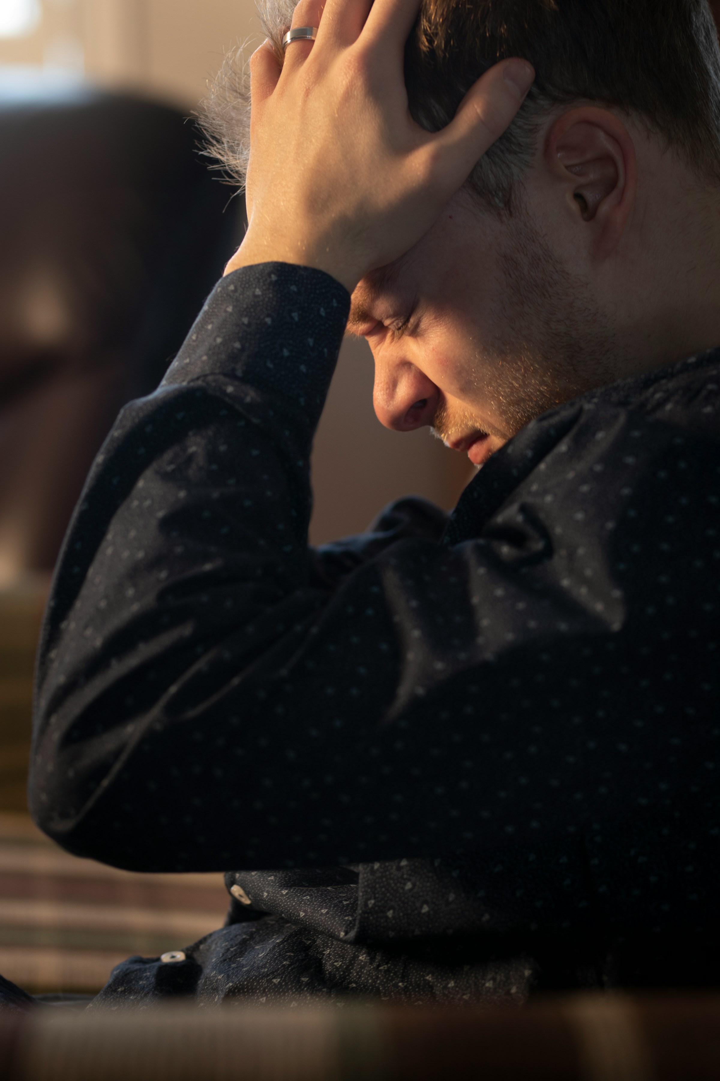 Un hombre angustiado con las manos en la cabeza | Fuente: Unsplash