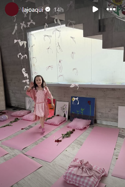 Eva, la hija pequeña de La Joaqui, en una habitación con colchonetas de color rosa en su cumpleaños | Fuente: Instagram Stories/lajoaqui