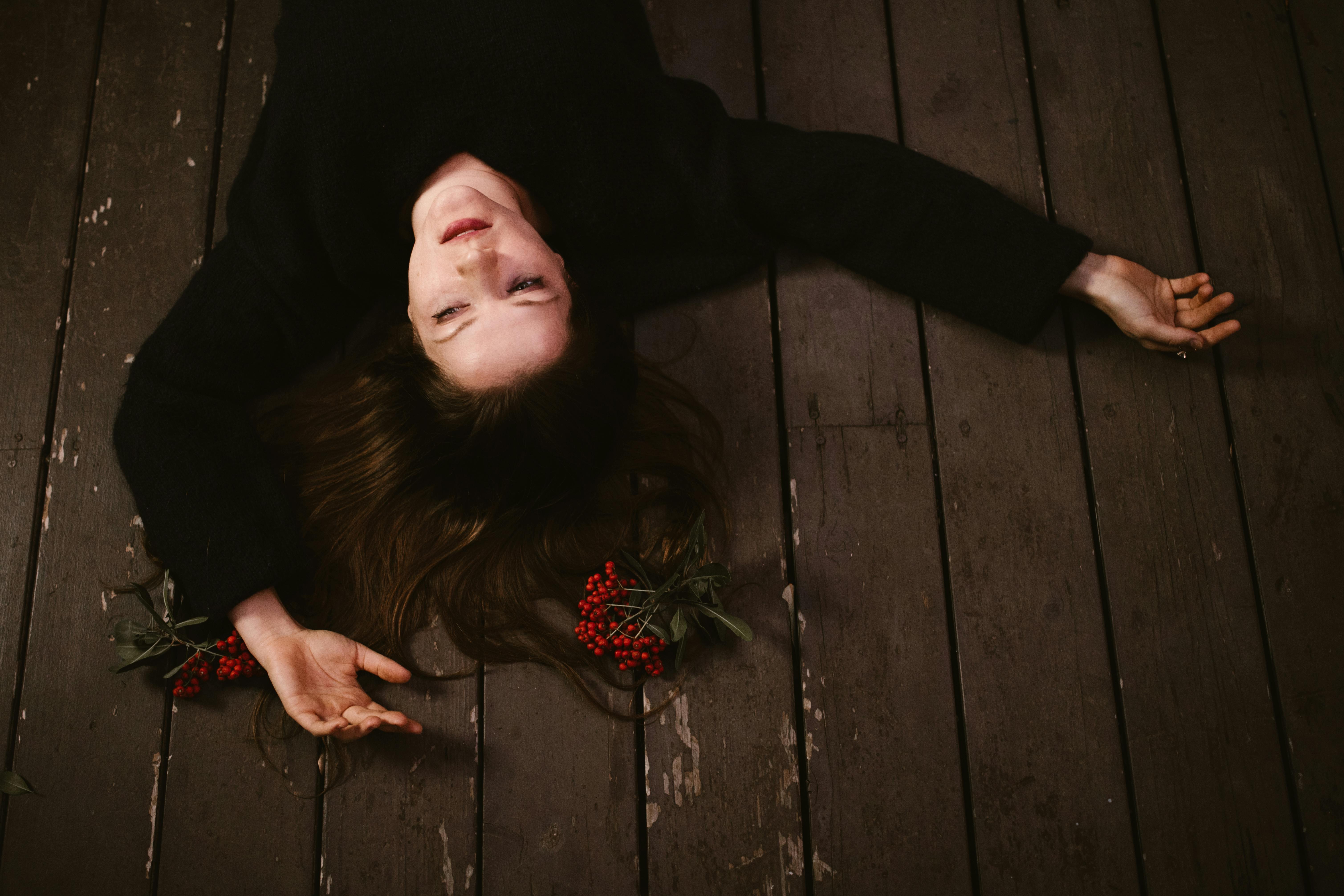 Una mujer exhausta tumbada en el suelo | Fuente: Pexels