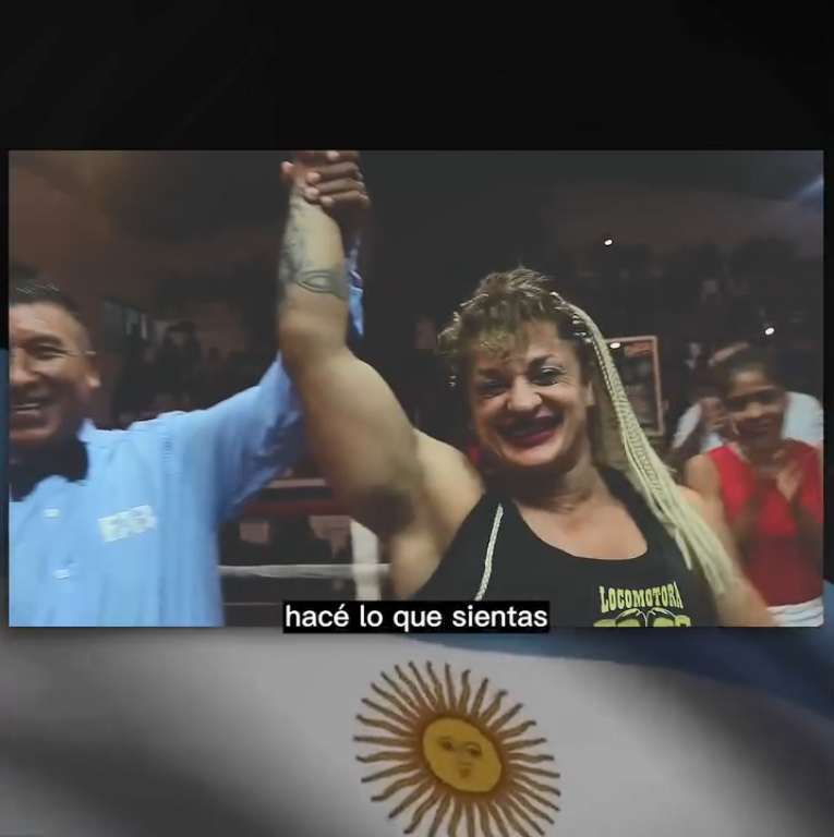 Alejandra "Locomotora" Oliveras sonriente tras triunfar en el ring | Fuente: Instagram/alejandro_oliveras.ok
