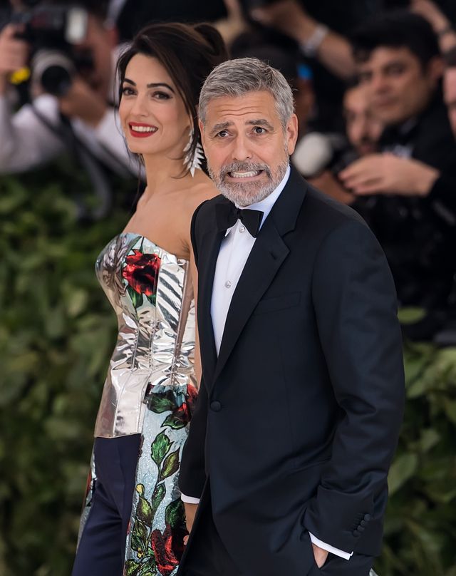 Amal y George Clooney llegan a la gala "Heavenly Bodies: Fashion & The Catholic Imagination" del Costume Institute el 5 de mayo de 2018 en Nueva York | Fuente: Getty Images