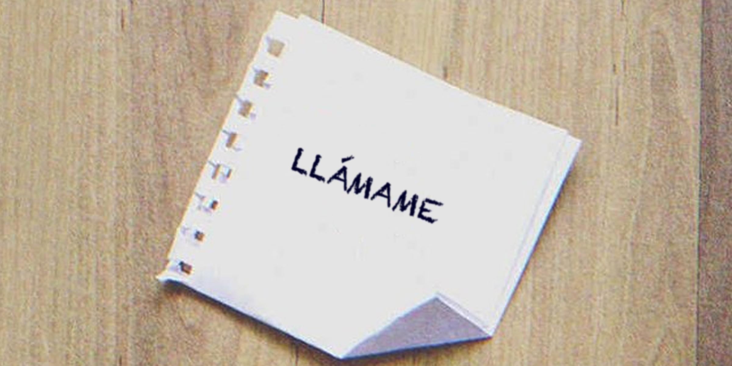 Una nota con la palabra "Llámame". | Fuente: Shutterstock