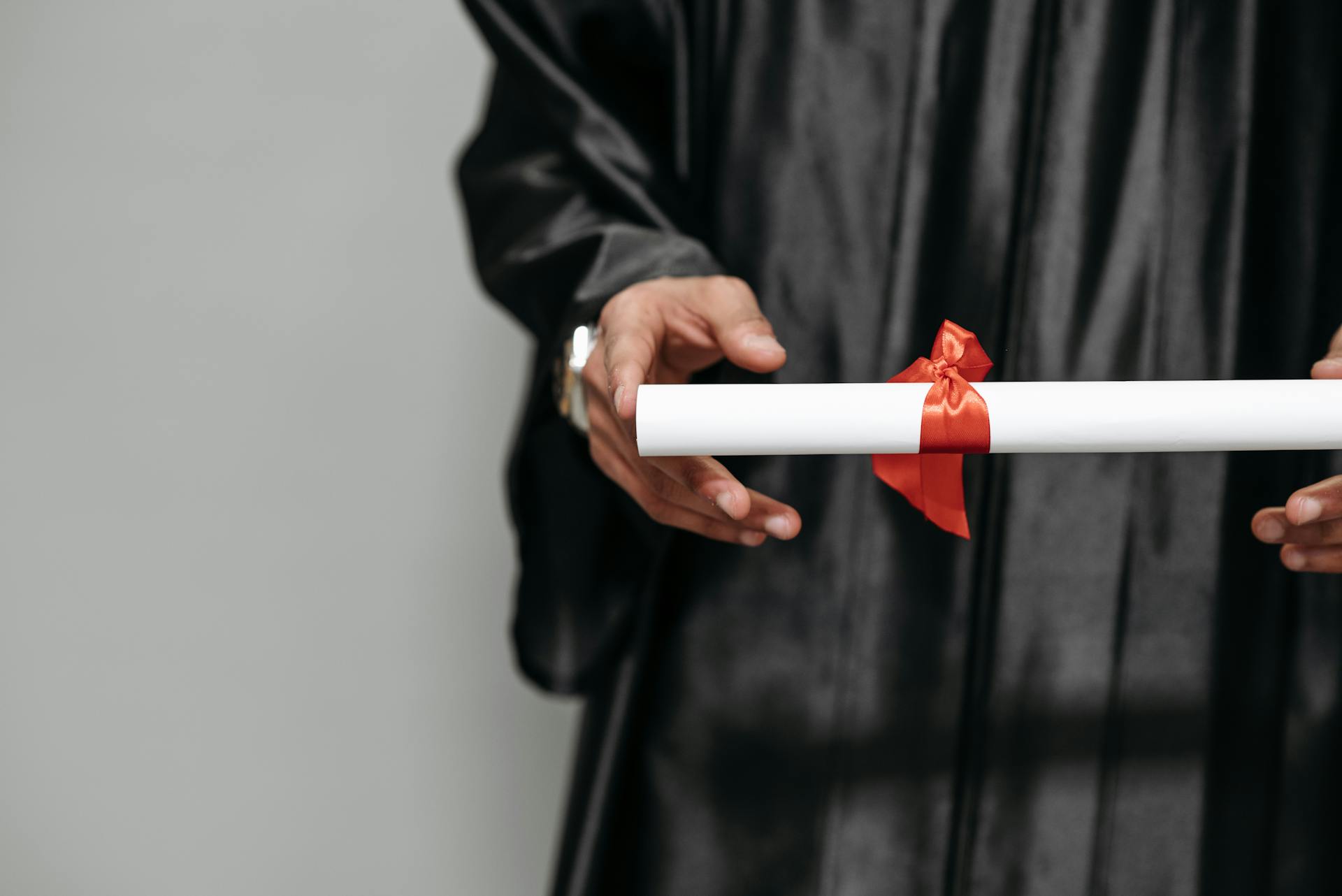 Una persona sostiene un diploma | Fuente: Pexels