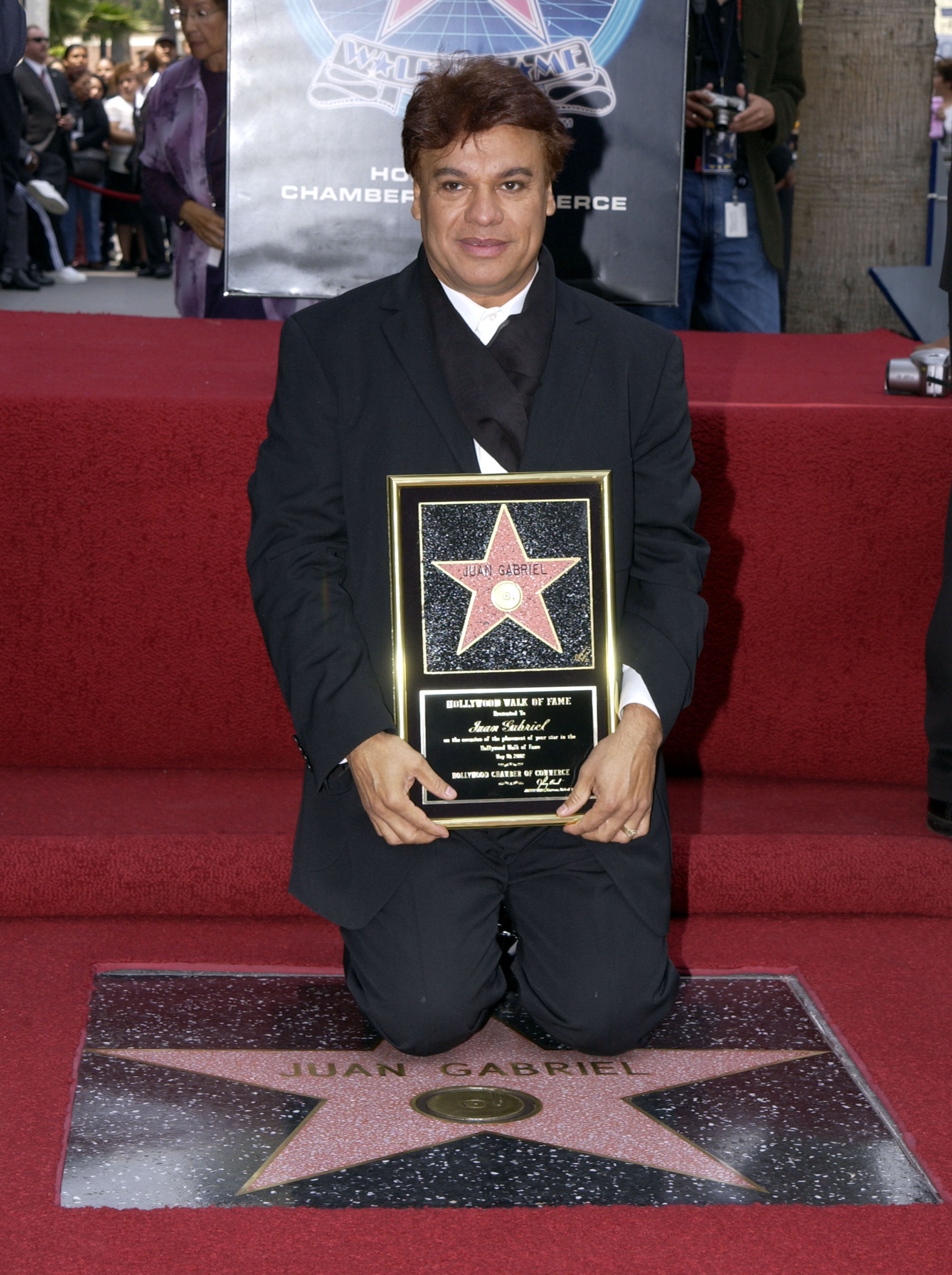 Juan Gabriel recibe la estrella número 2196 en el Paseo de la Fama de Hollywood. El evento marca su 30.º aniversario como artista. | Fuente: Getty Images.