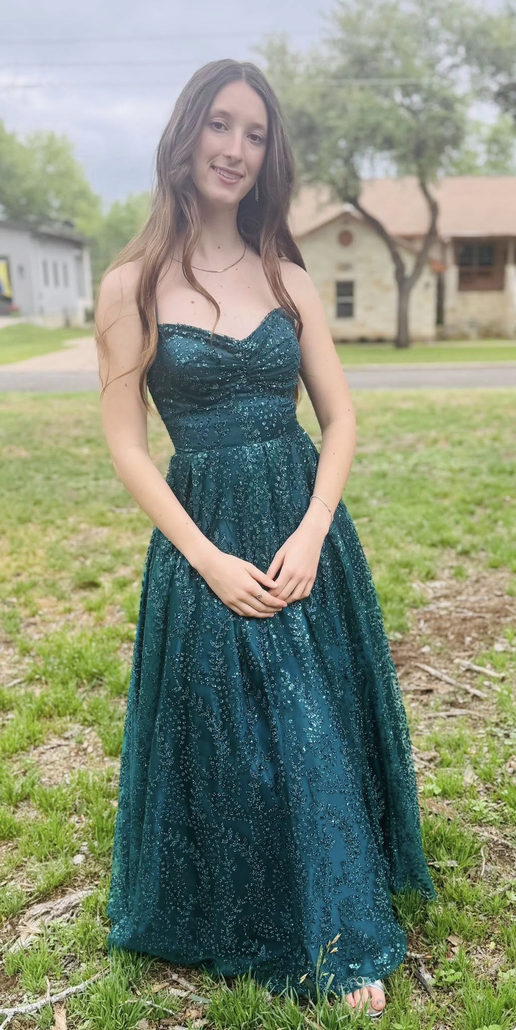 Malaya Grace Hammond con un vestido largo de pie en un campo cubierto de hierba. De un post fechado el 5 de abril de 2025. | Fuente: Facebook/elizabeth.m.hammond