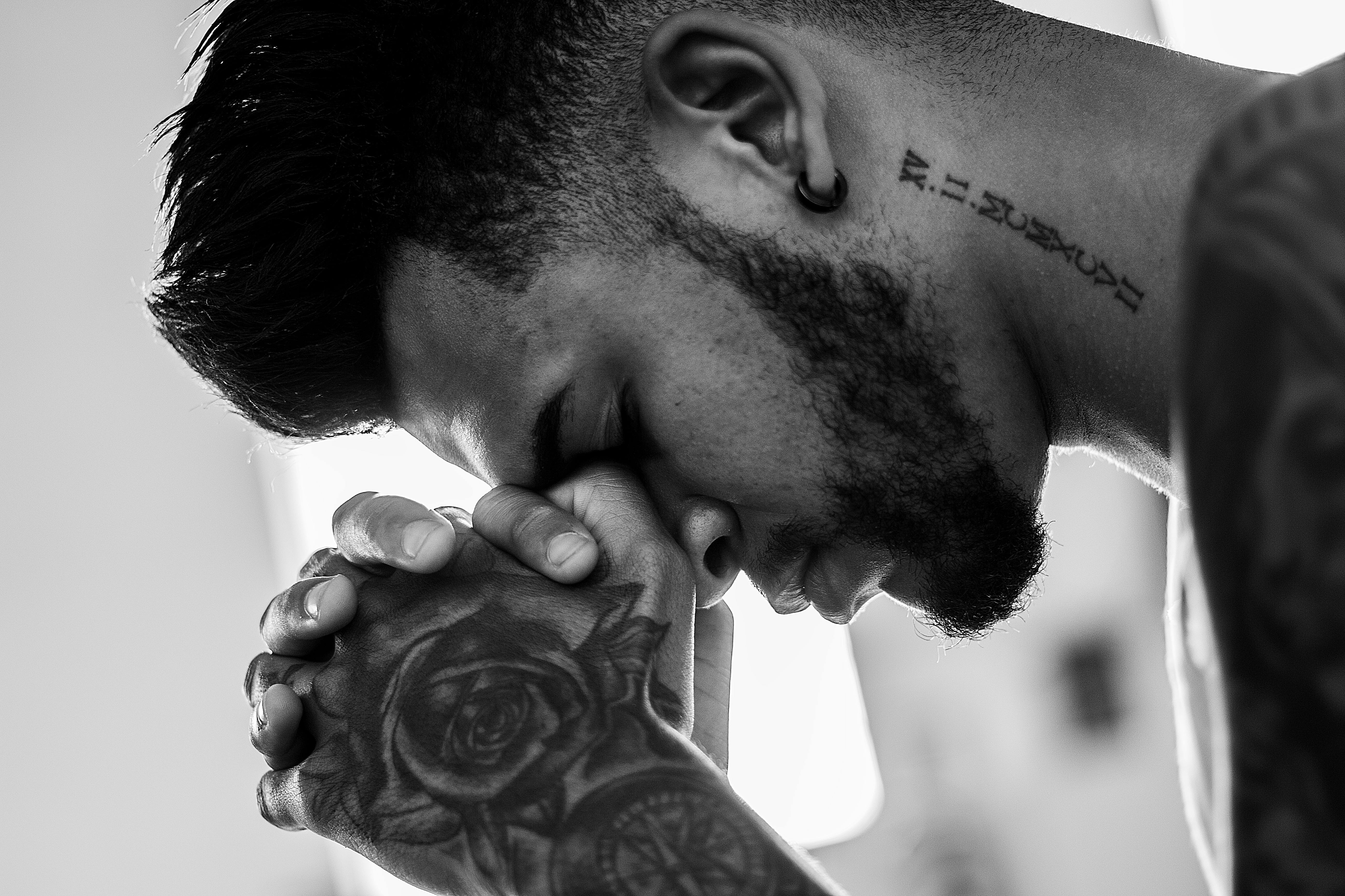 Un hombre angustiado | Fuente: Pexels