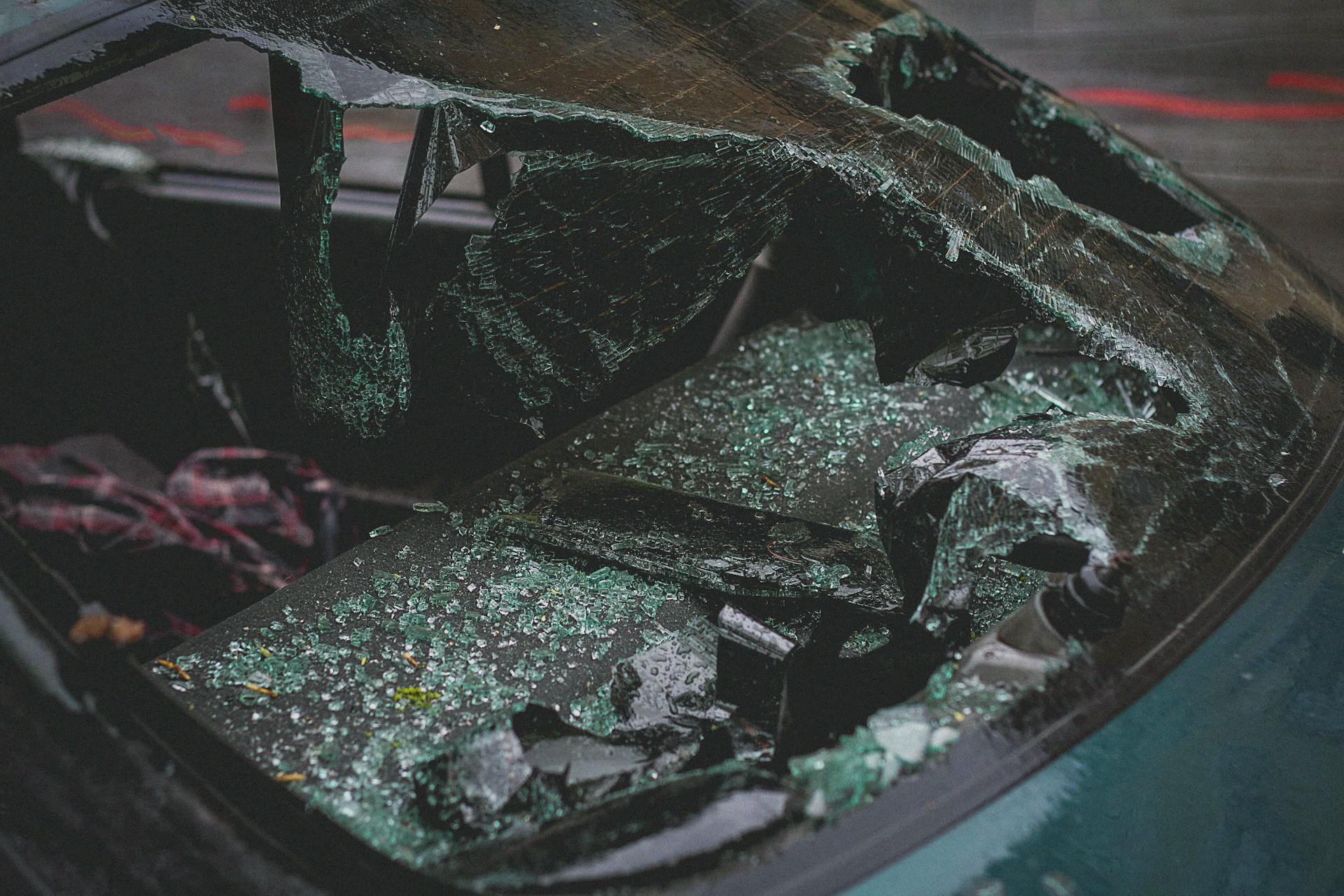 El parabrisas roto de un automóvil | Fuente: Pexels