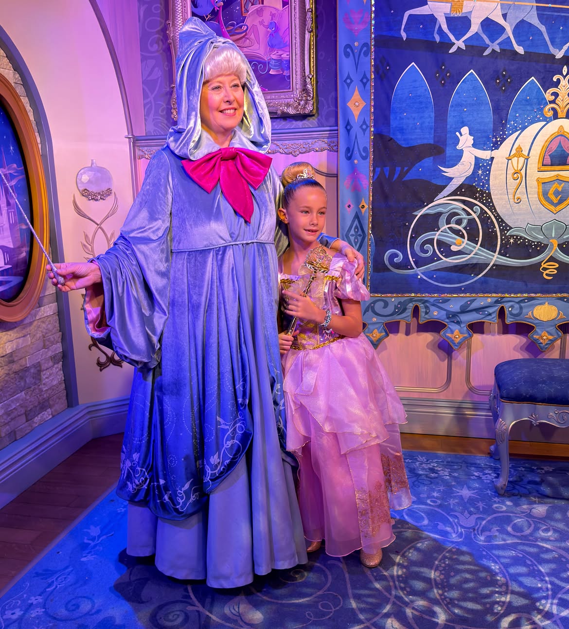 Matilda Salazar posando con su vestido rosa de princesa junto al hada madrina de Cenicienta en Magic Kingdom | Fuente: Instagram/lovingmatilda