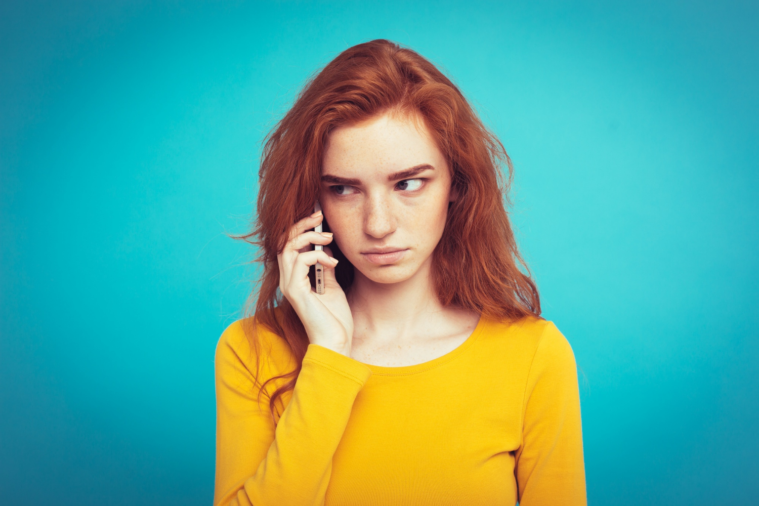 Una joven angustiada hablando por teléfono | Fuente: Freepik