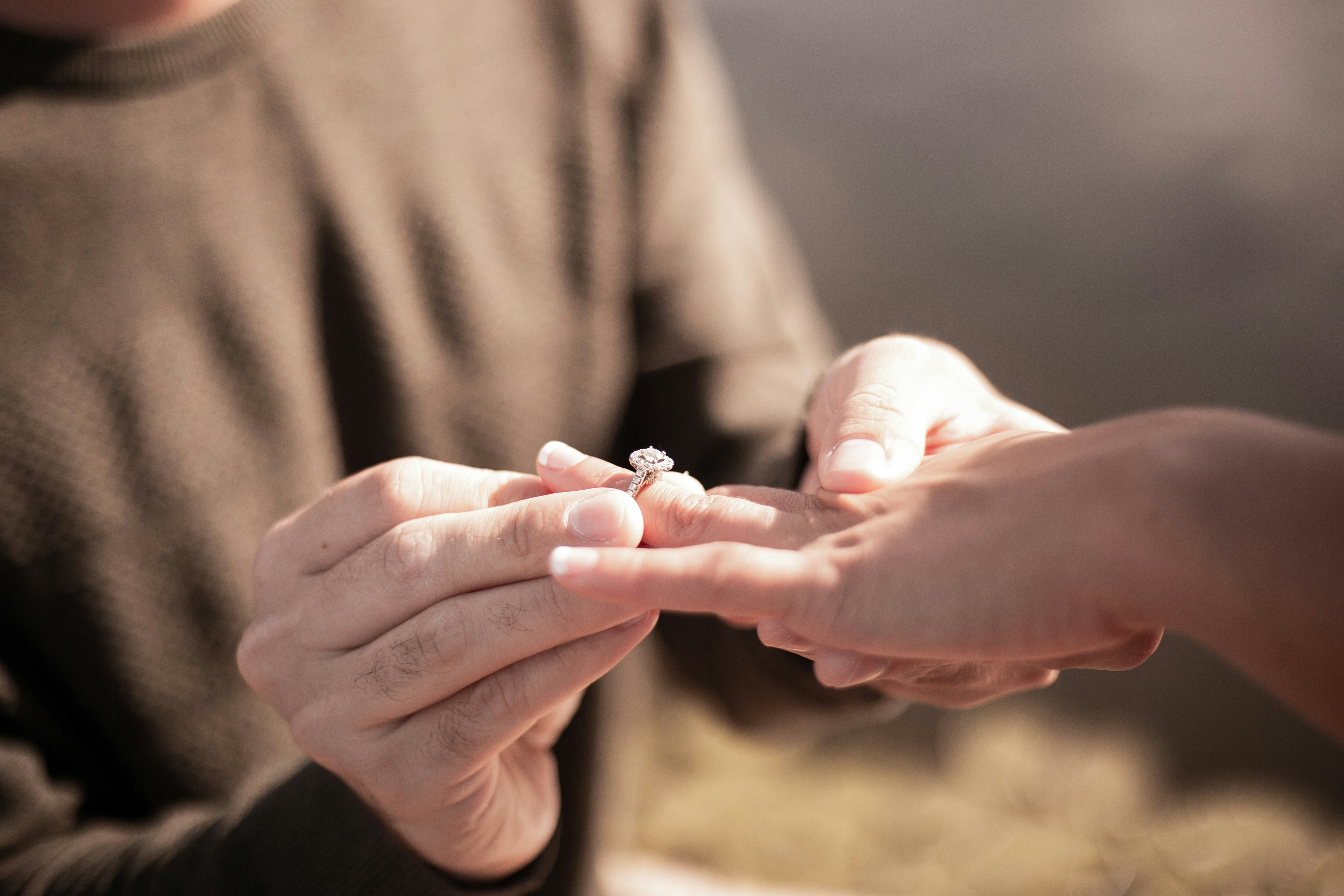 Un hombre pidiendo matrimonio | Fuente: Pexels