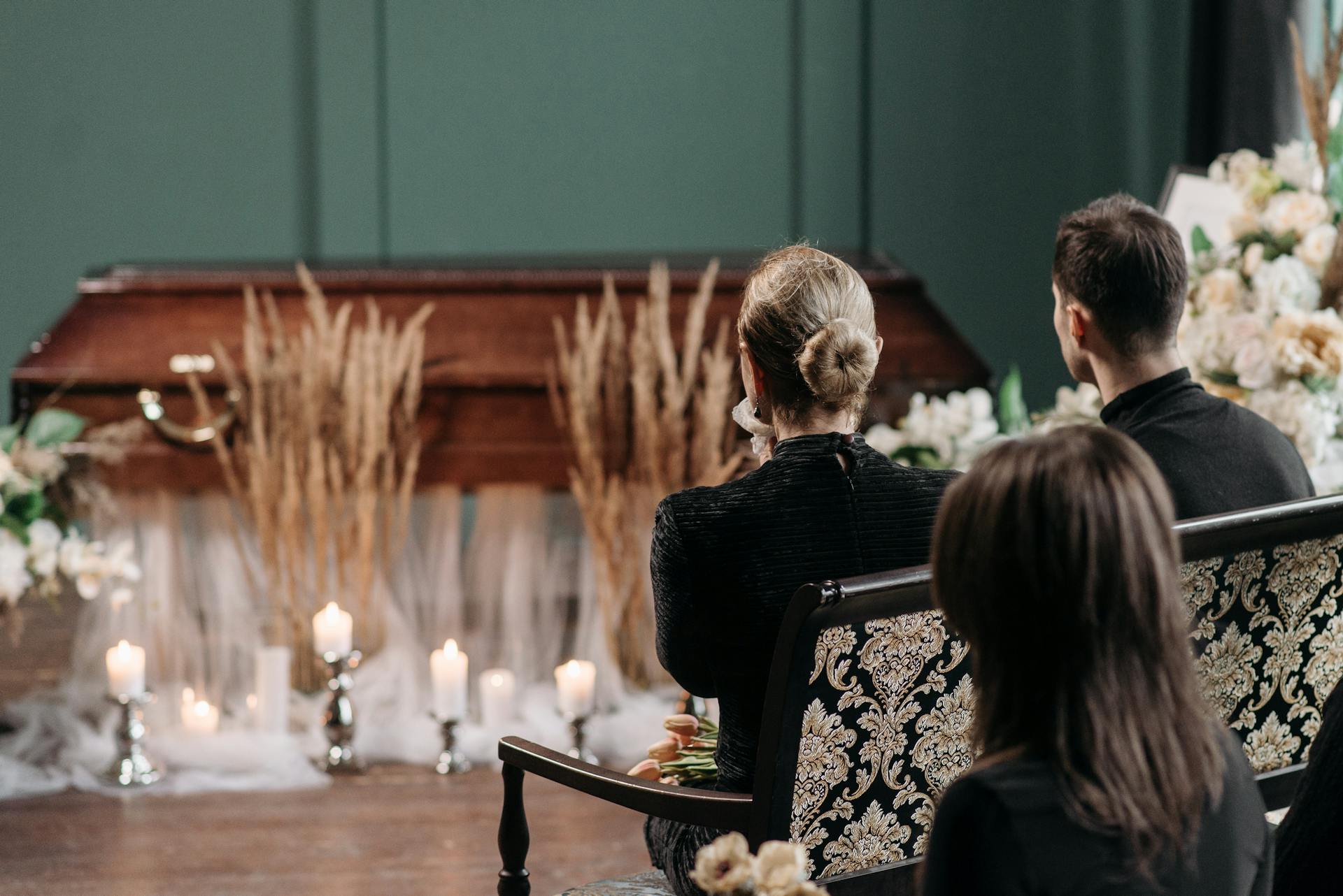Gente reunida en un funeral | Fuente: Pexels