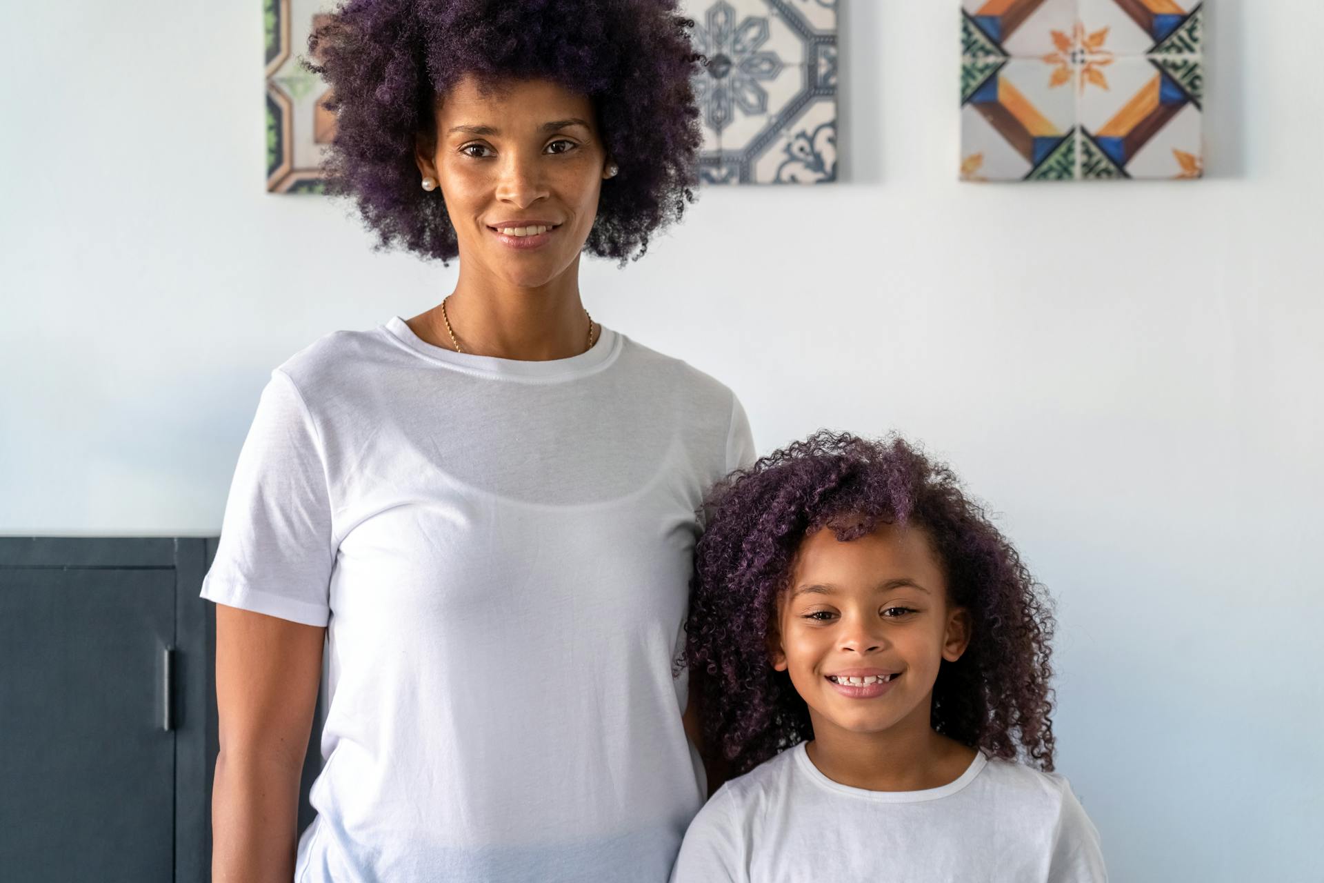 Una mujer con su hija pequeña | Fuente: Pexels