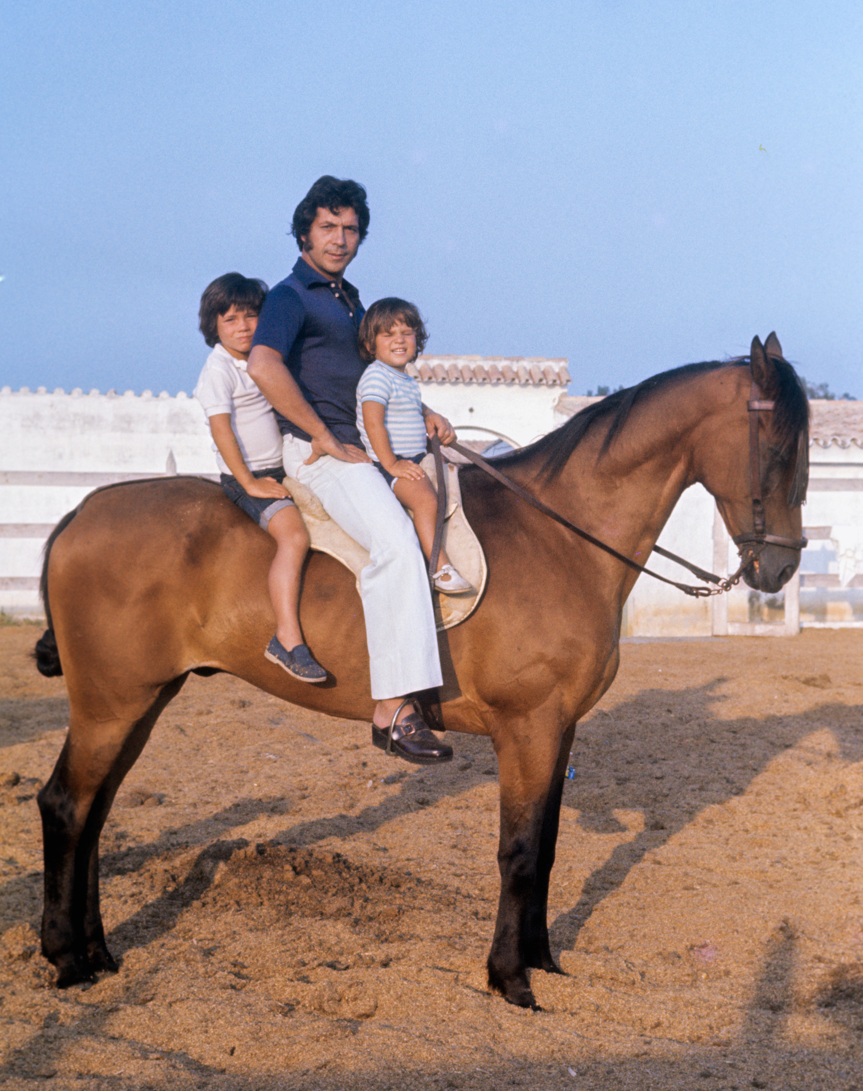 Sancho Gracia con sus hijos, 1980, Madrid, España. | Fuente: Getty Images