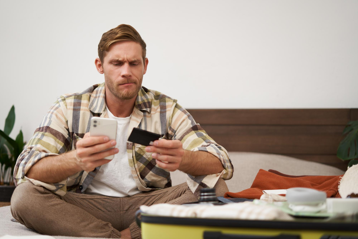 Un hombre frustrado sujetando su teléfono | Fuente: Freepik