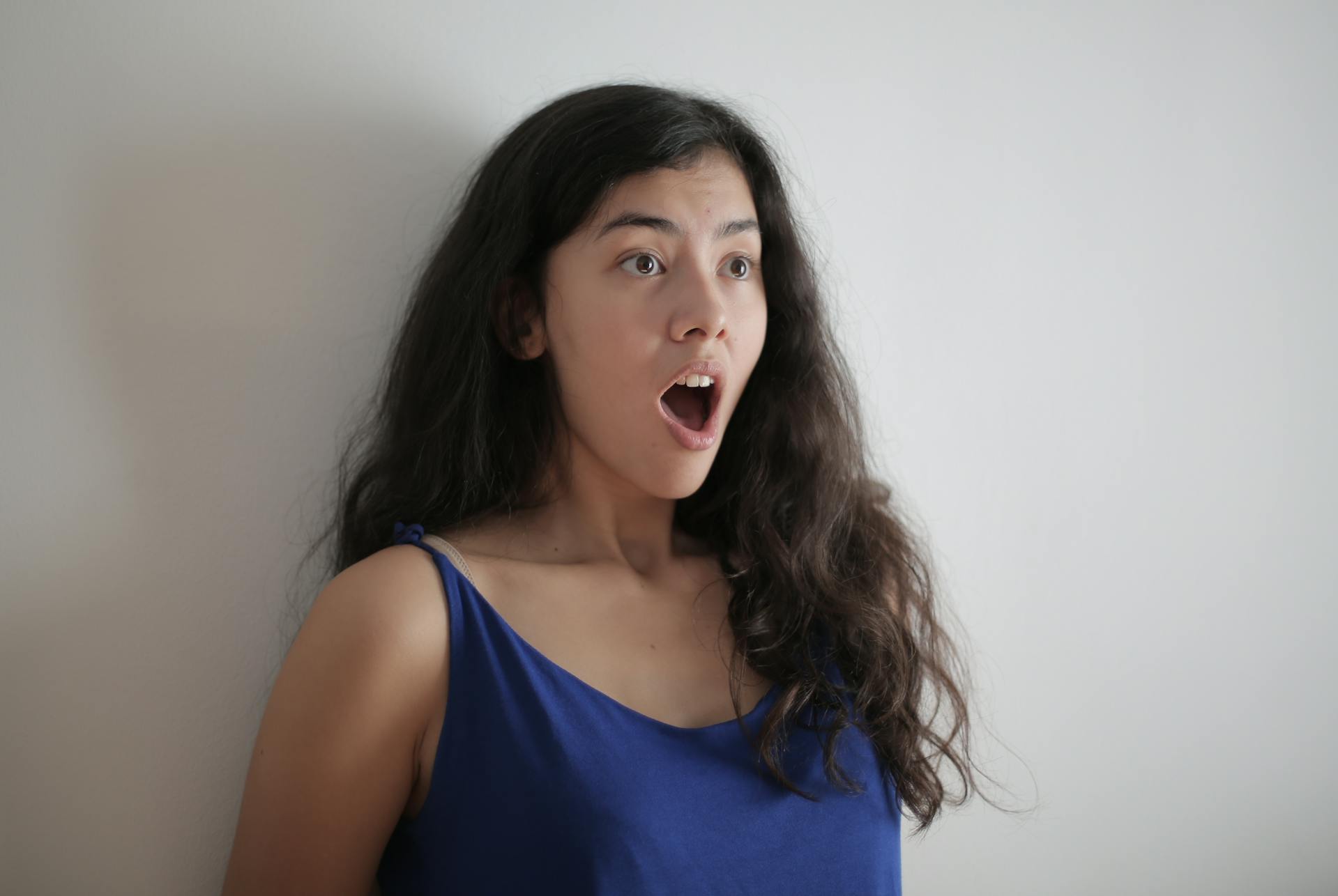 Una mujer jadea de asombro | Fuente: Pexels