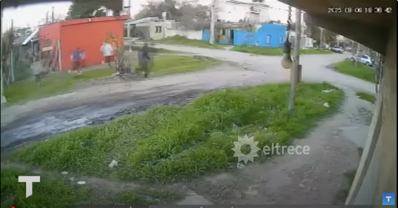 Momento en que los delincuentes fueron captados por cámaras de seguridad durante el ataque a Alicia y a su hijo Dilan | Fuente: YouTube/Telenoche