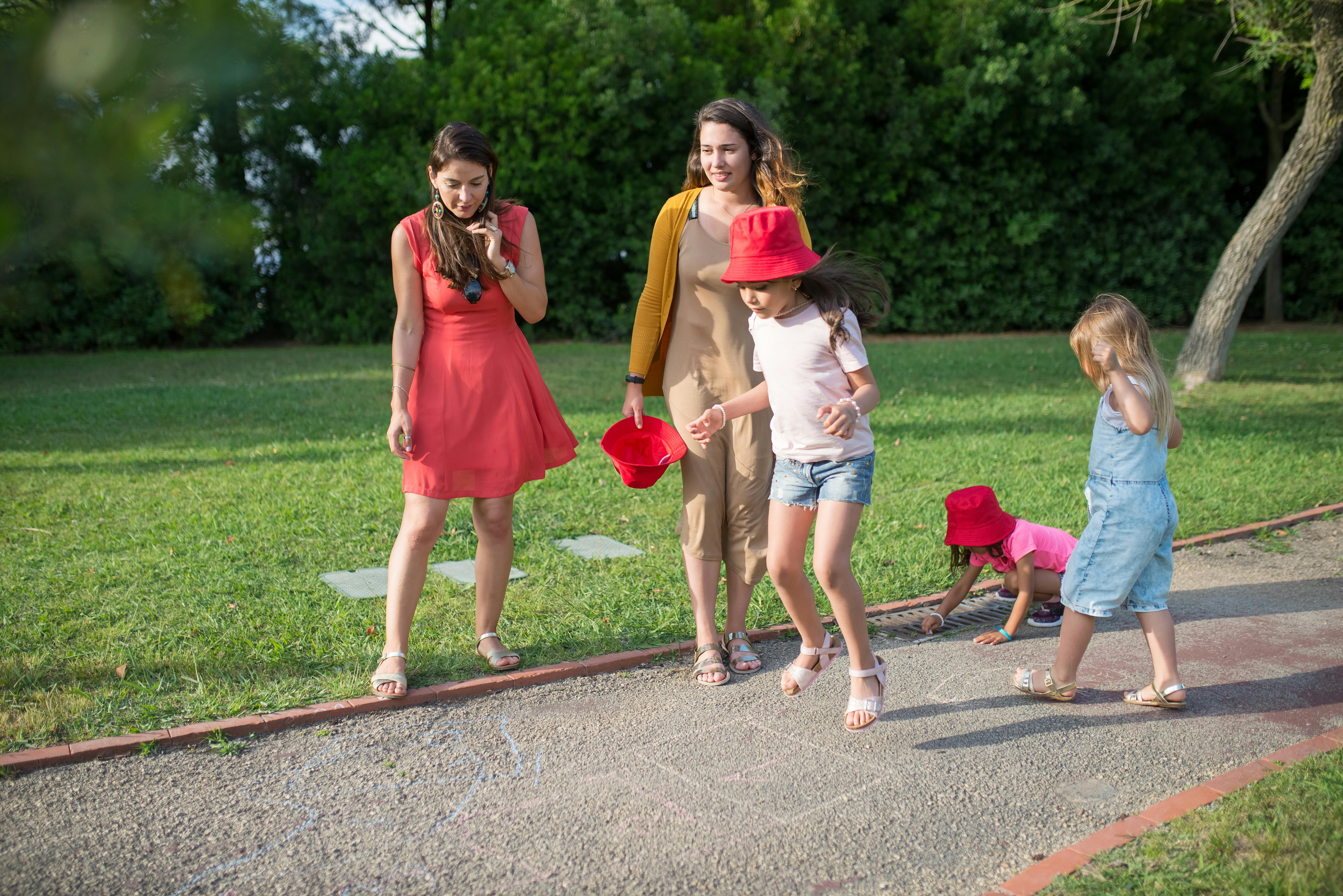 Mujeres y niños jugando | Fuente: Pexels