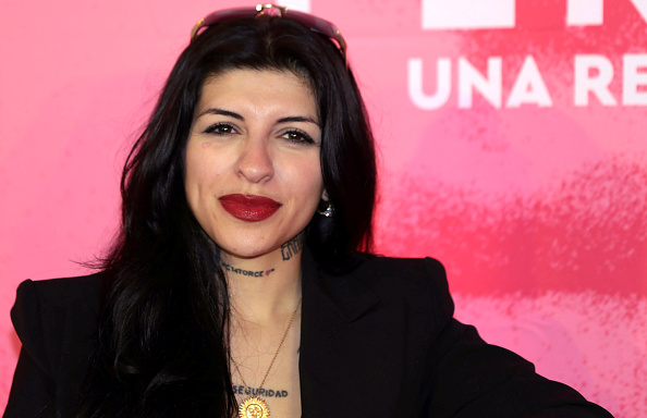 La cantante y compositora argentina Julieta Emilia Cazzuchelli, mejor conocida como "Cazzu", mira a la cámara durante la presentación del libro Perreo, Una Revolución en Editorial Penguin Random el 12 de agosto de 2025 en Ciudad de México, México | Fuente: Getty Images