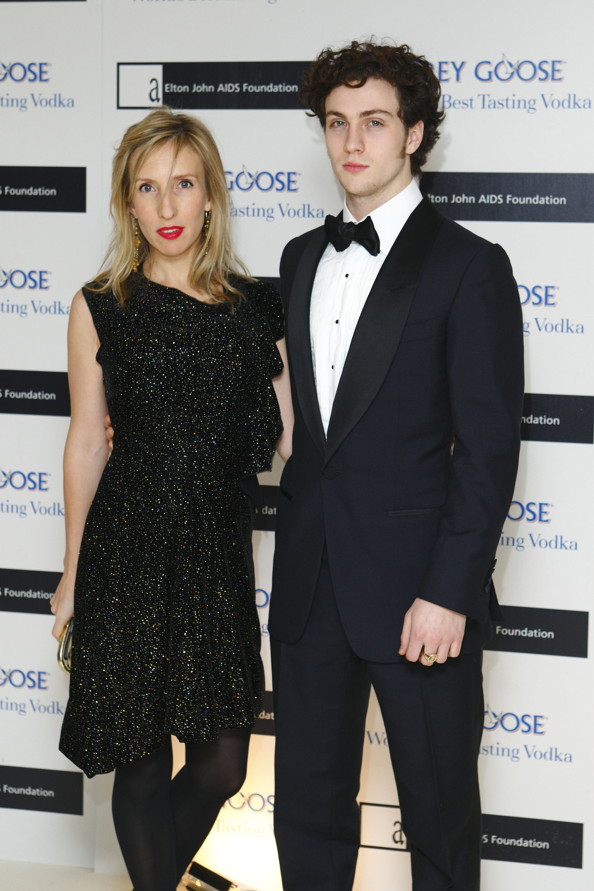 Sam Taylor-Wood y Aaron Johnson asistieron al evento benéfico de invierno Grey Goose Character & Cocktails a favor de la Fundación Elton John contra el SIDA en el Hotel Grosvenor House el 13 de diciembre de 2009 en Londres, Inglaterra. | Fuente: Getty Images
