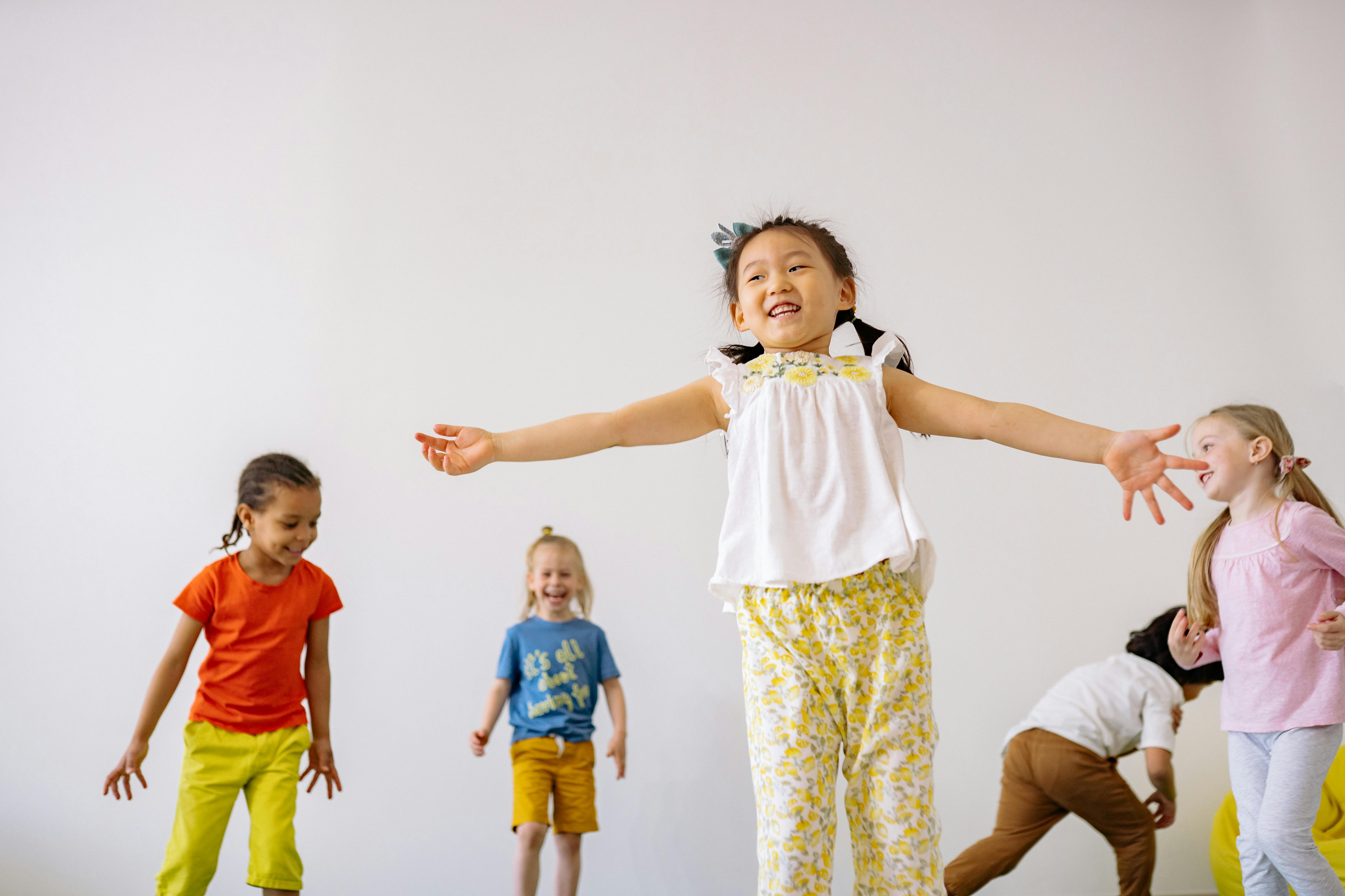 Niños felices jugando | Fuente: Pexels