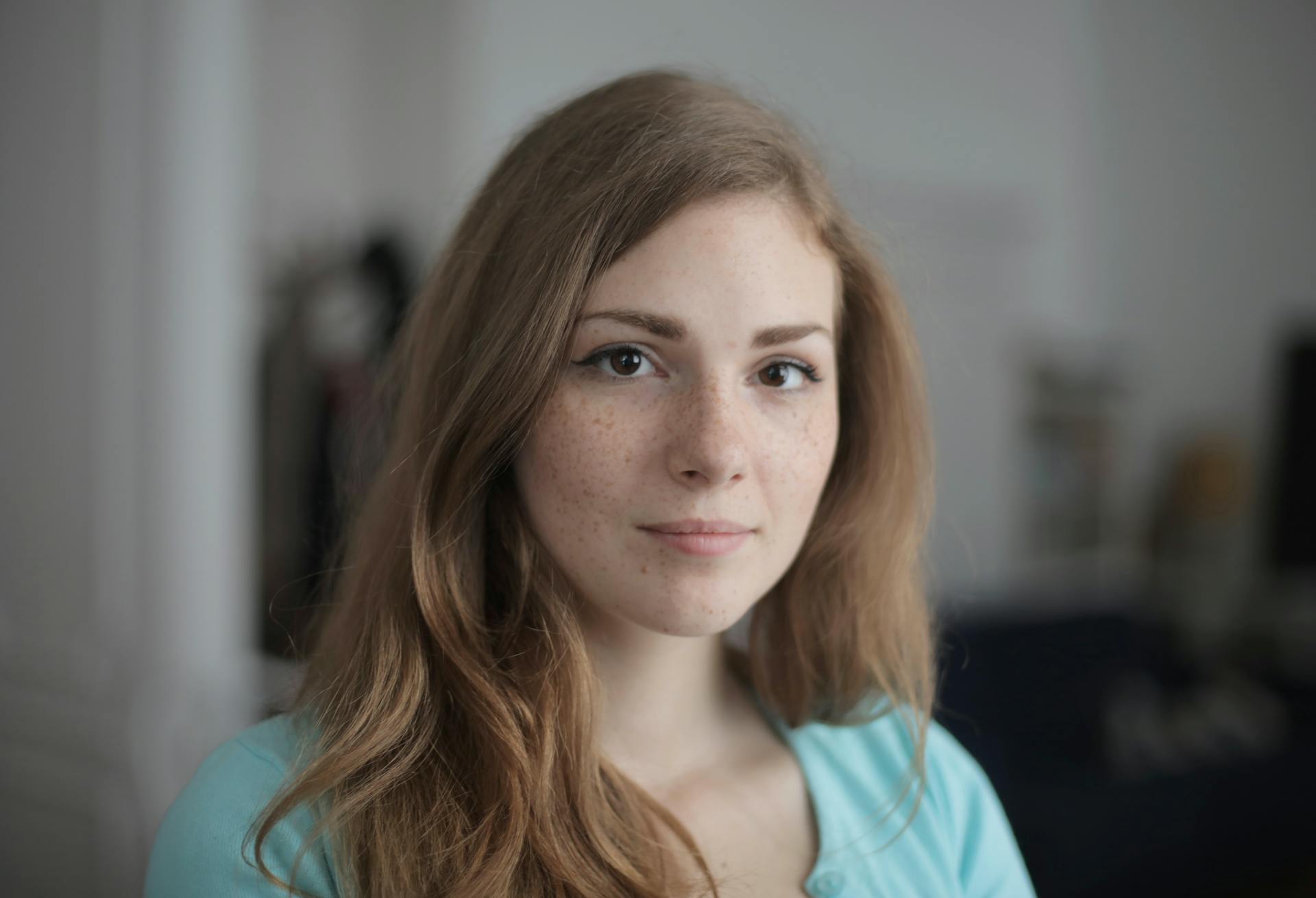 Una joven con la cara llena de pecas | Fuente: Pexels