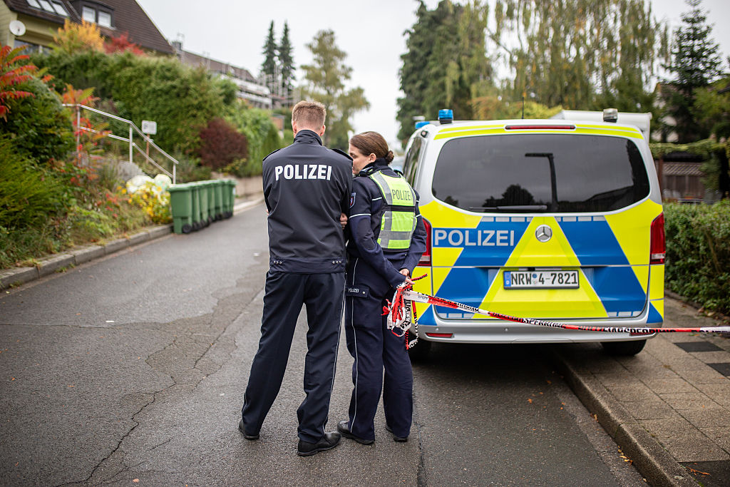 HERDECKE, ALEMANIA - 07 DE OCTUBRE: La policía permanece cerca de la casa de la alcaldesa electa de Herdecke, Iris Stalzer, tras ser apuñalada el 07 de octubre de 2025 en Herdecke, Alemania | Fuente: Getty Images