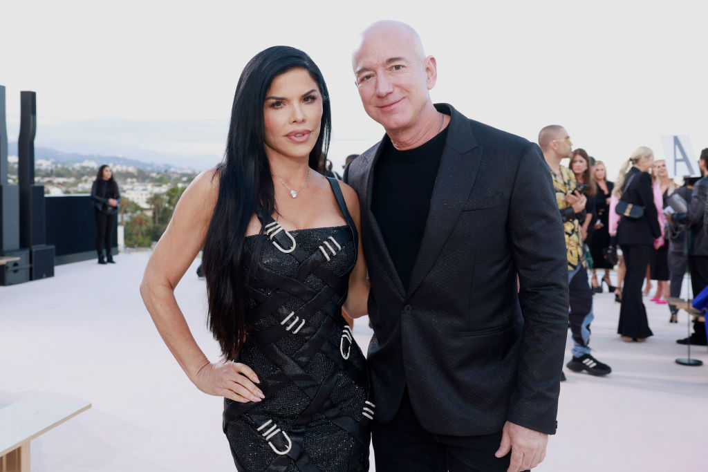 Lauren Sánchez y Jeff Bezos asisten al desfile Versace Otoño/Invierno 2023 en el Pacific Design Center el 9 de marzo de 2023 en West Hollywood, California.