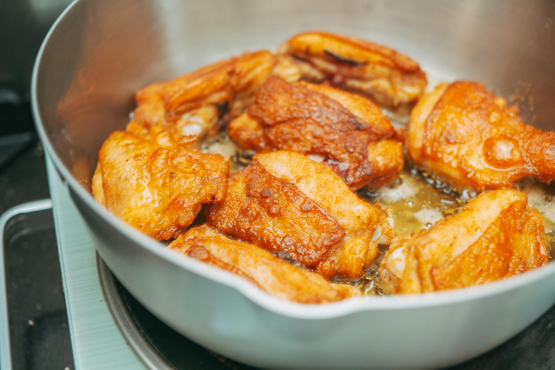 Pollo en una sartén | Fuente: Pexels
