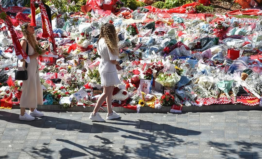 Rute Cardoso de visita en el santuario en Anfield | Fuente: Instagram/infobae