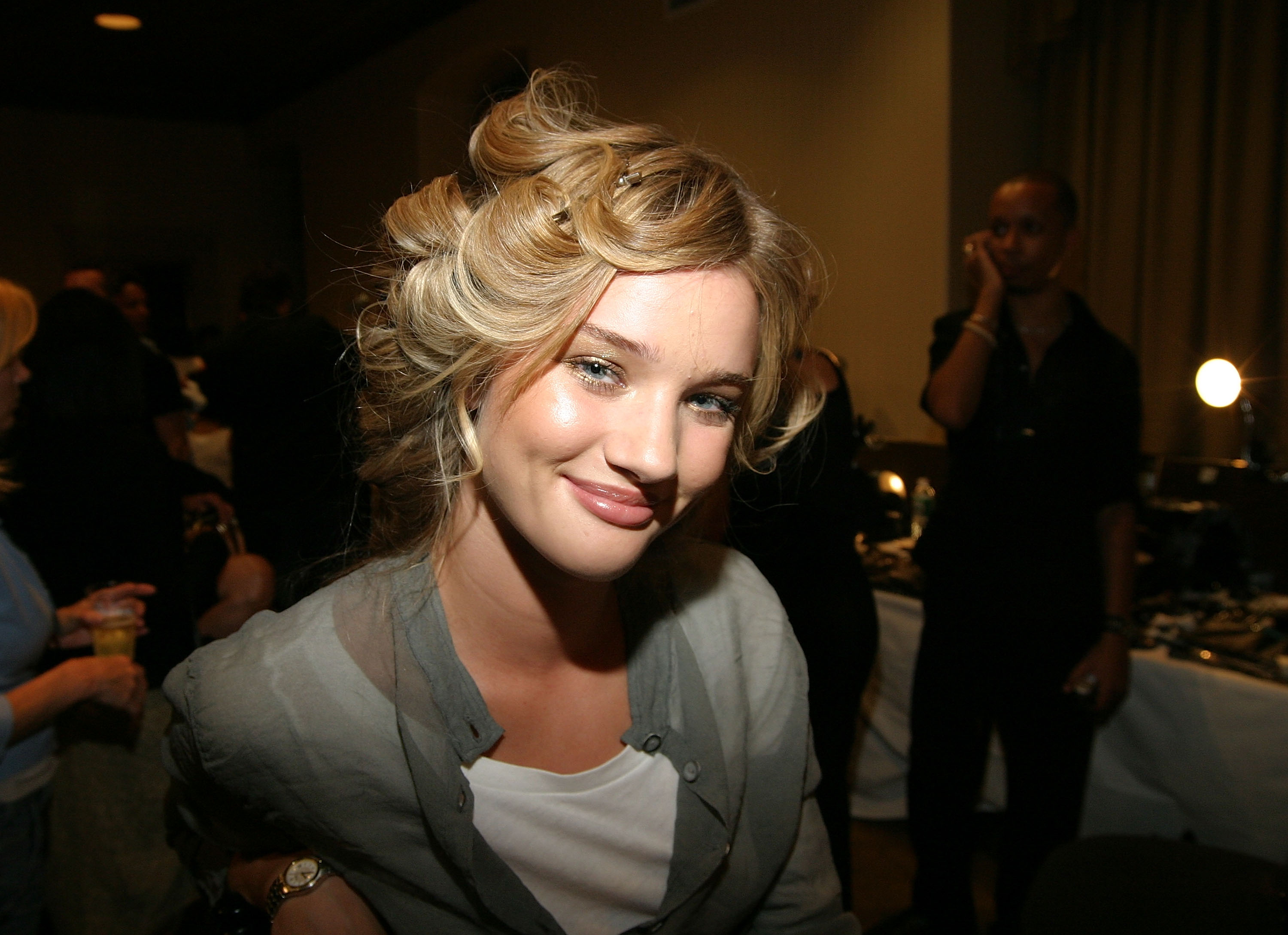 Rosie Huntington-Whiteley entre bastidores en el desfile de Chris Aire durante la Olympus Fashion Week Primavera 2005 en Bryant Park, Nueva York, el 12 de septiembre de 2004. | Fuente: Getty Images