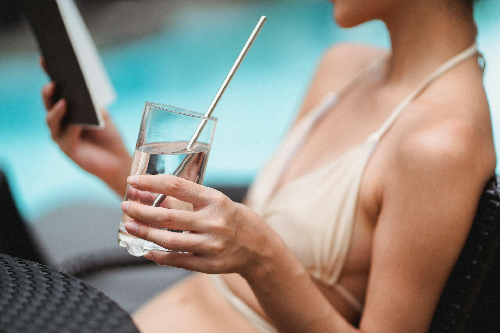 Una mujer leyendo junto a una piscina | Fuente: Pexels