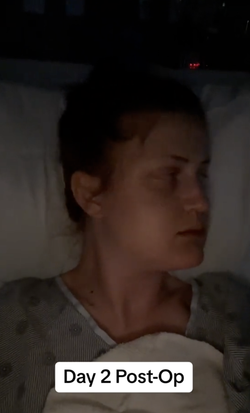 En otro ángulo, Virginia Elder aparece reflexiva mientras se recupera en la cama el Día 2 del postoperatorio | Fuente: TikTok/virginiaeelder