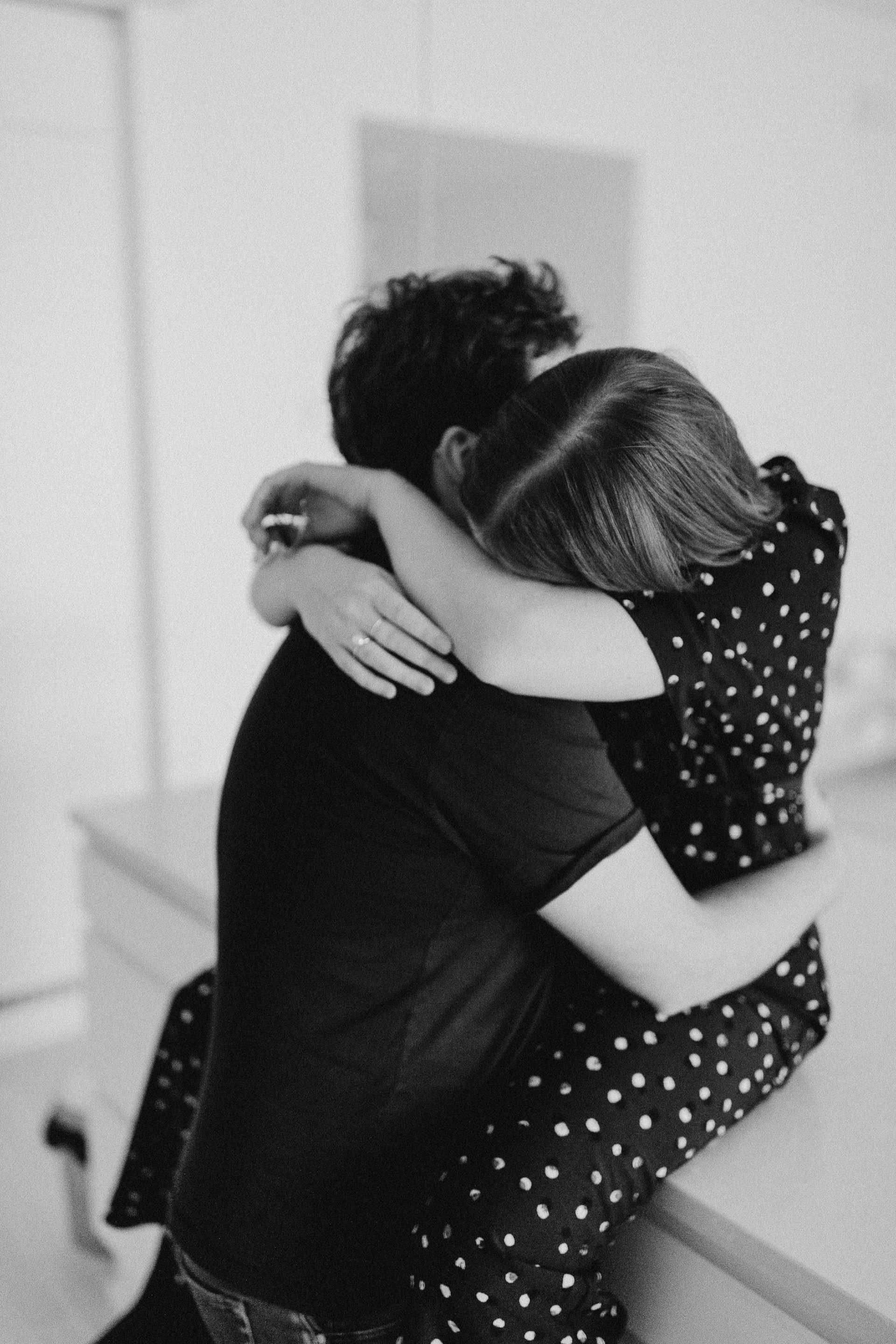 Toma en escala de grises de una pareja abrazándose | Fuente: Unsplash