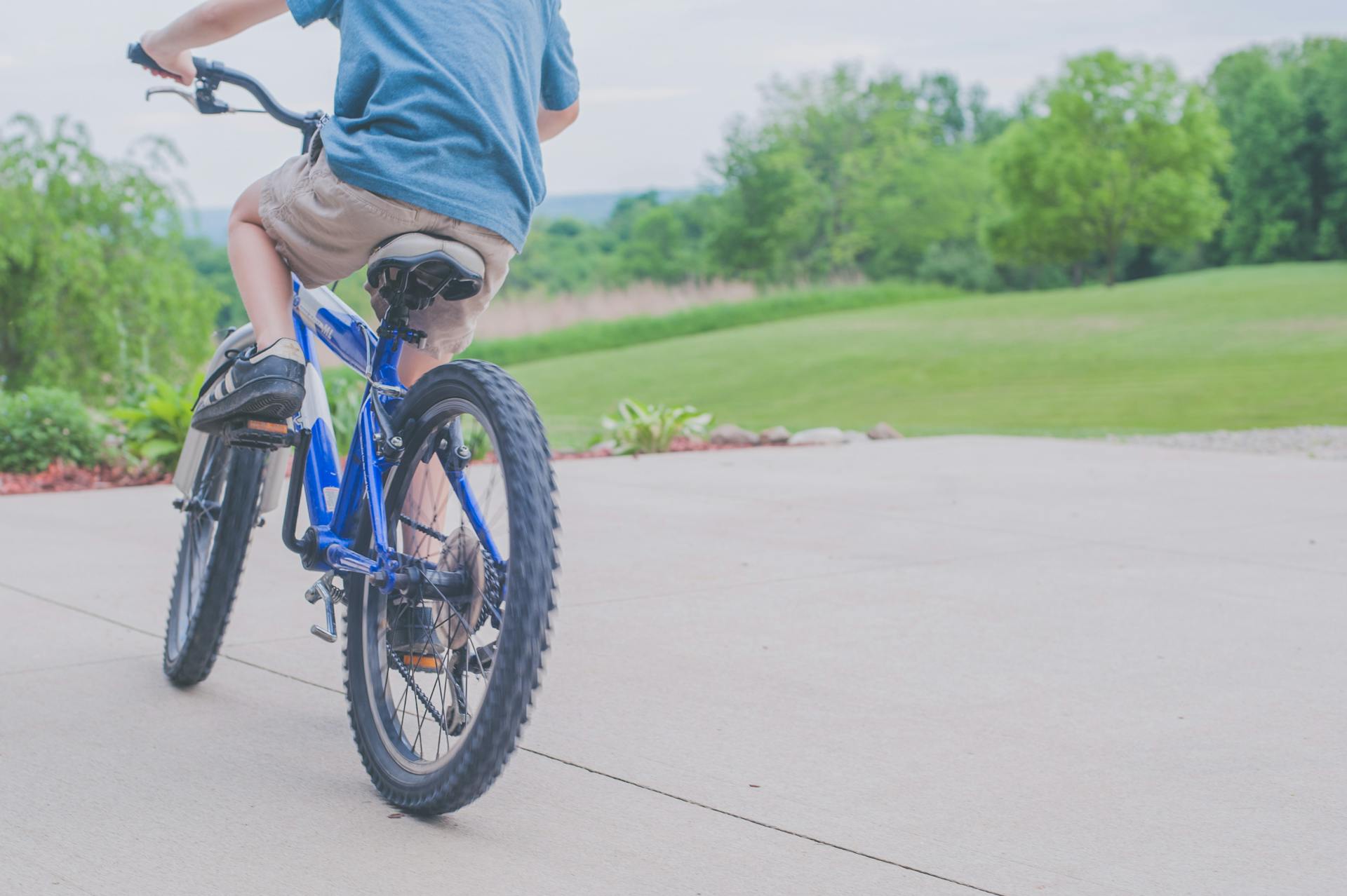 Primer plano de un niño montando en bicicleta | Fuente: Pexels