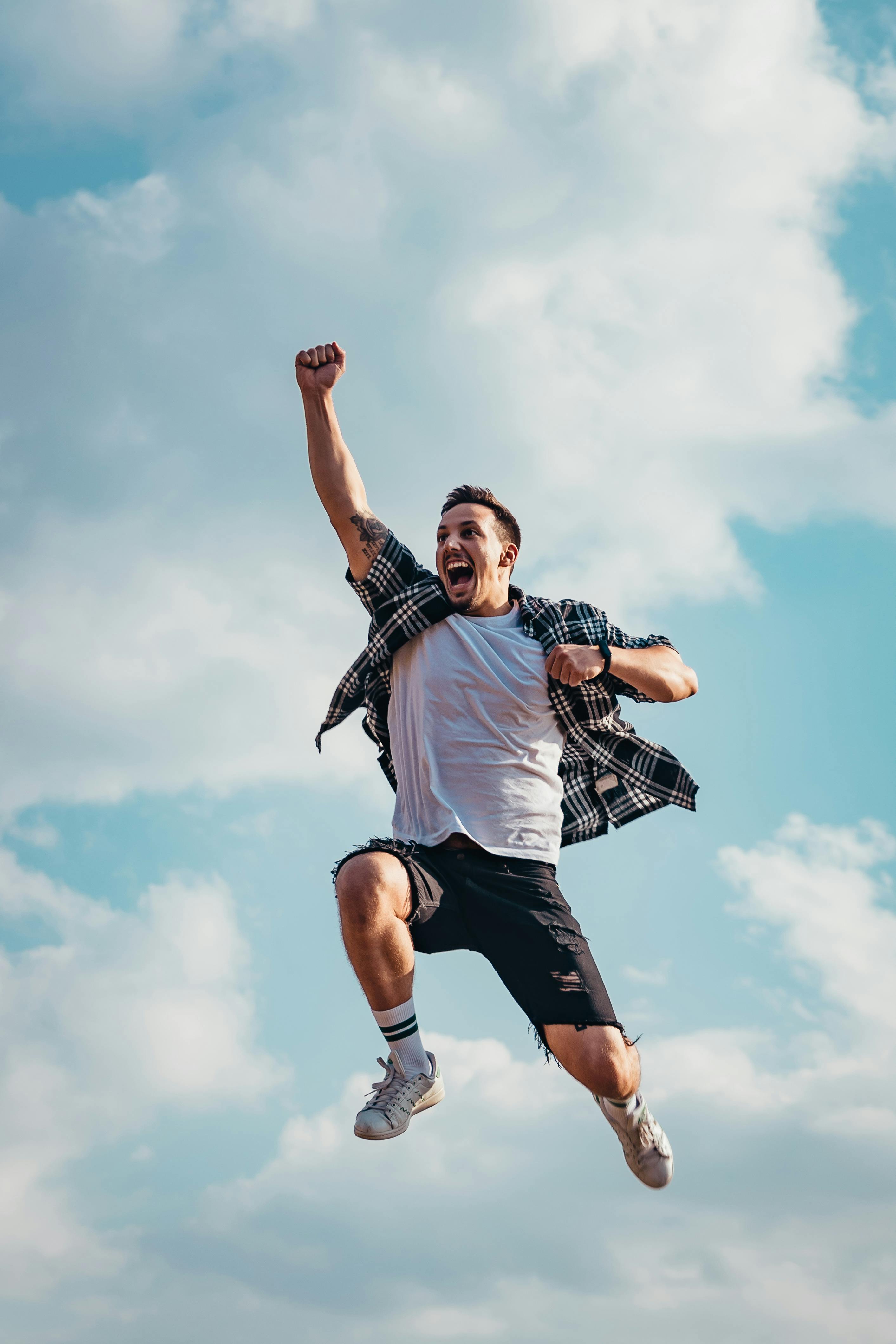 Un hombre feliz saltando | Fuente: Pexels