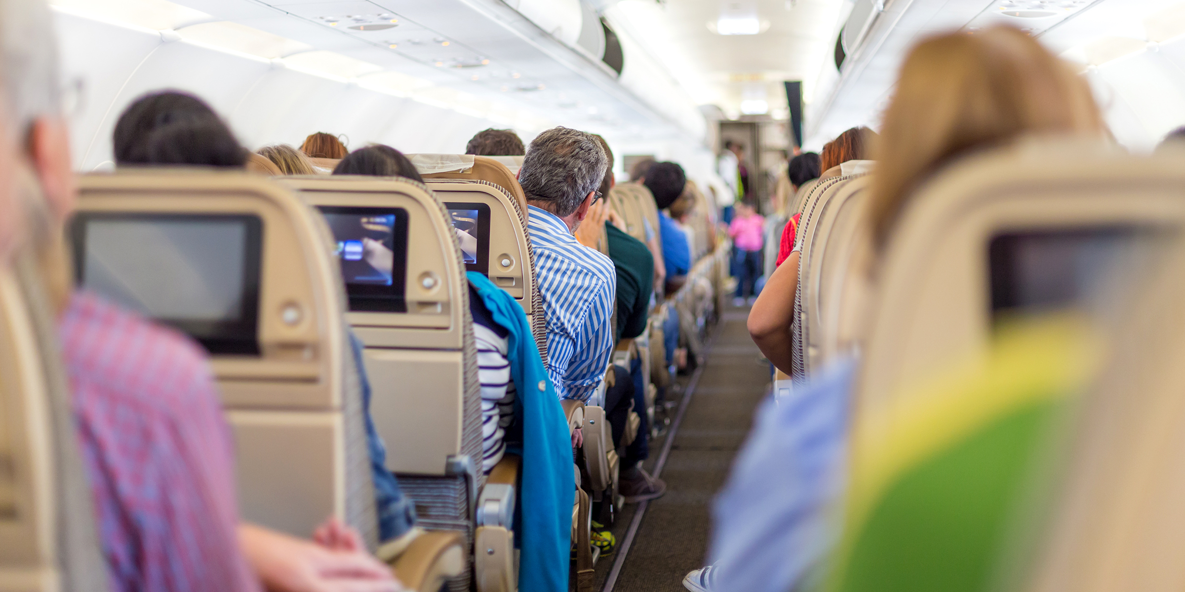 Gente sentada en un vuelo | Fuente: Shutterstock