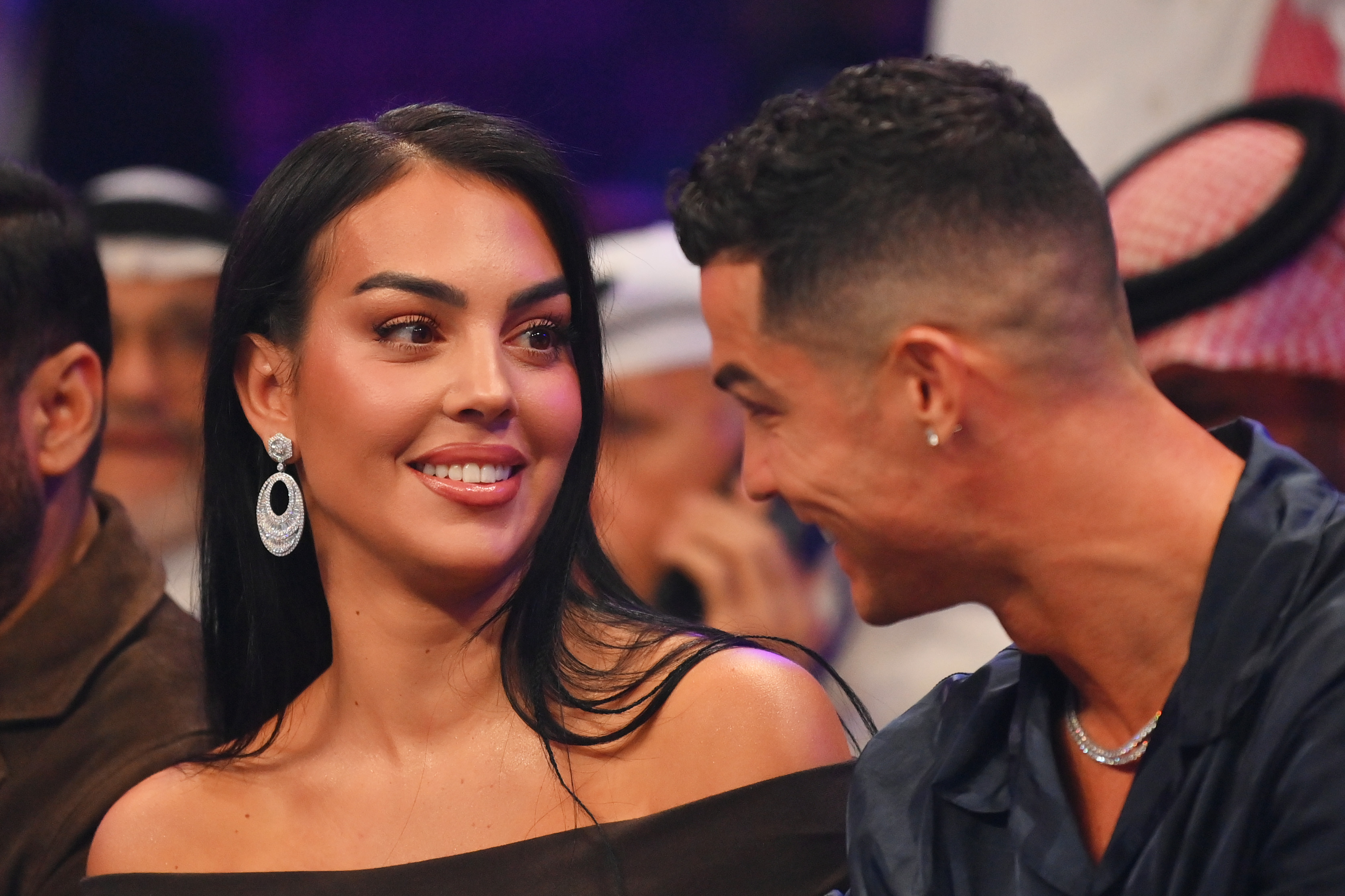 Cristiano Ronaldo y su esposa Georgina Rodríguez hablan a pie de ring antes del combate de peso pesado entre Tyson Fury y Francis Ngannou en el Boulevard Hall el 28 de octubre de 2023 en Riad, Arabia Saudita. | Fuente: Getty Images