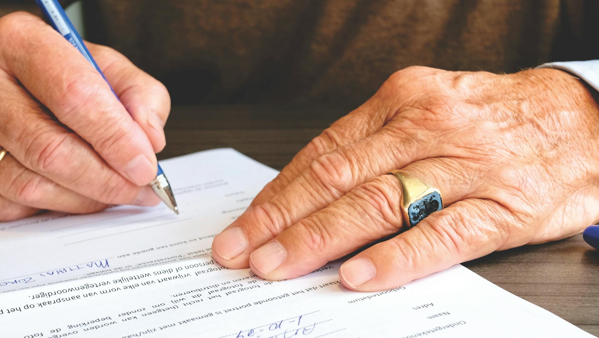 Primer plano de una persona firmando un documento | Fuente: Pexels