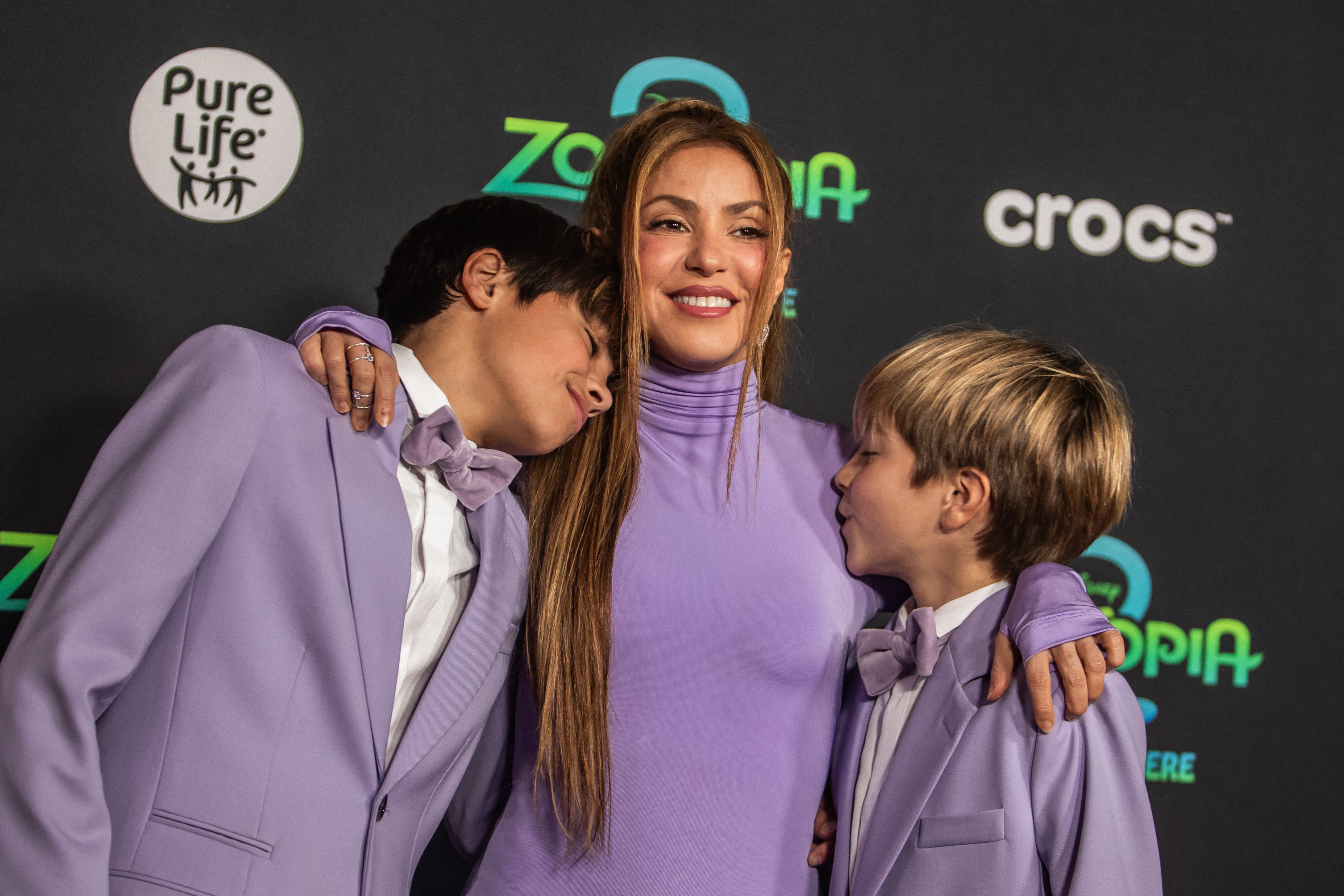 Shakira y sus hijos Milan Piqué Mebarak y Sasha Piqué Mebarak asisten al estreno mundial de "Zootopia 2" de Walt Disney Animation Studios en Los Ángeles, California, el 13 de noviembre de 2025. | Fuente: Getty Images