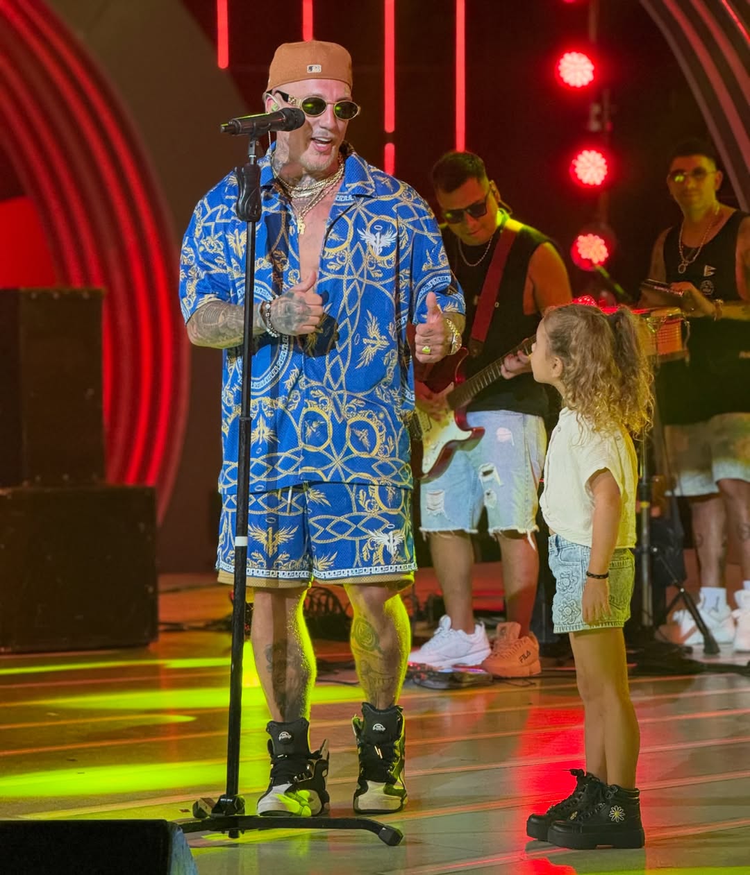 Abril mira a su padre, El Polaco, durante la presentación en el programa "Pasión de Sábado" | Instagram/barbysilenzi1